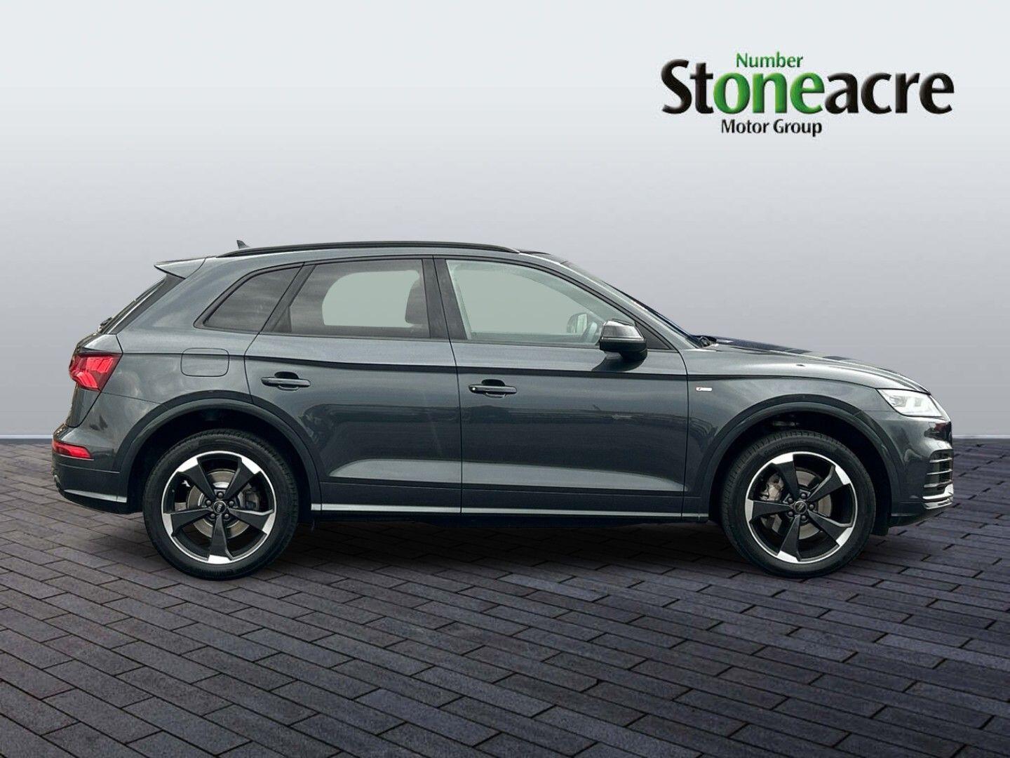 Audi Q5 2.0 TDI 40 Black Edition S Tronic quattro Euro 6 (s/s) 5dr NJ19FMC Image 2