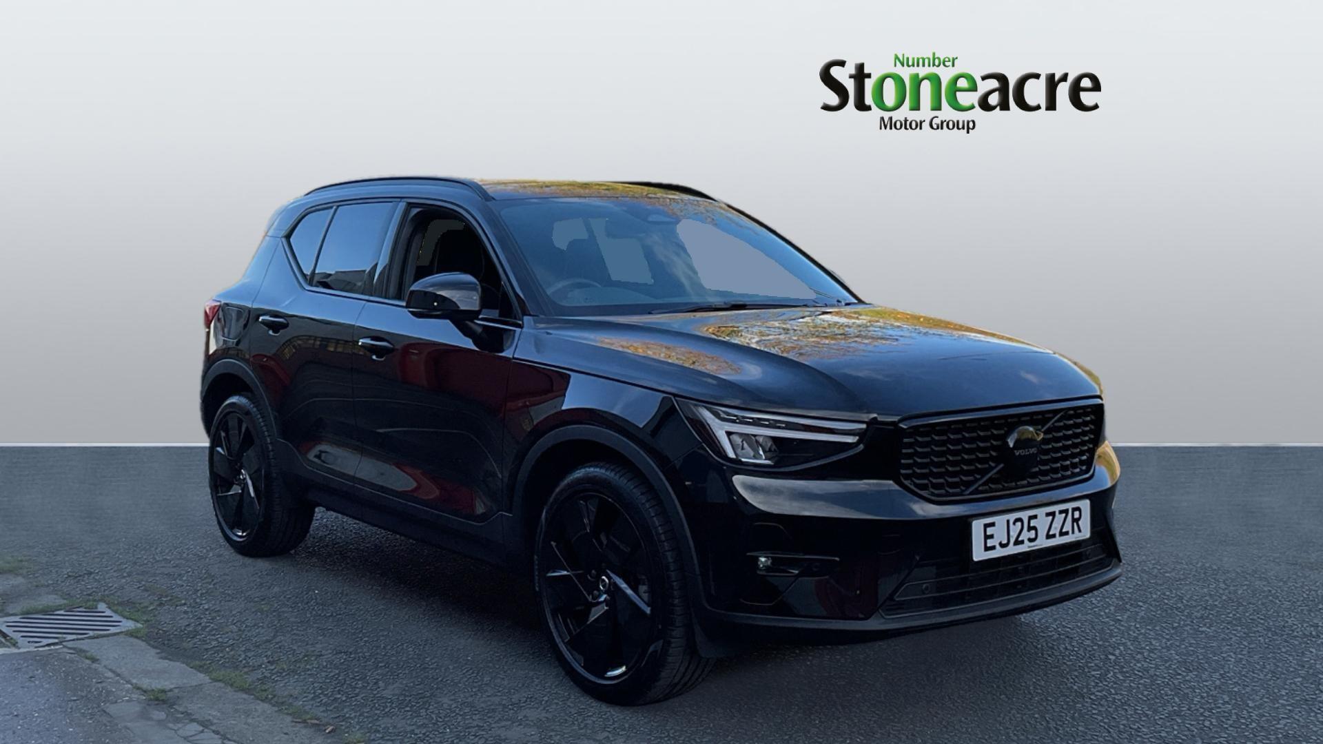 Volvo XC40 2.0 B4 MHEV Plus Black Edition DCT Auto Euro 6 (s/s) 5dr EJ25ZZR Image 1