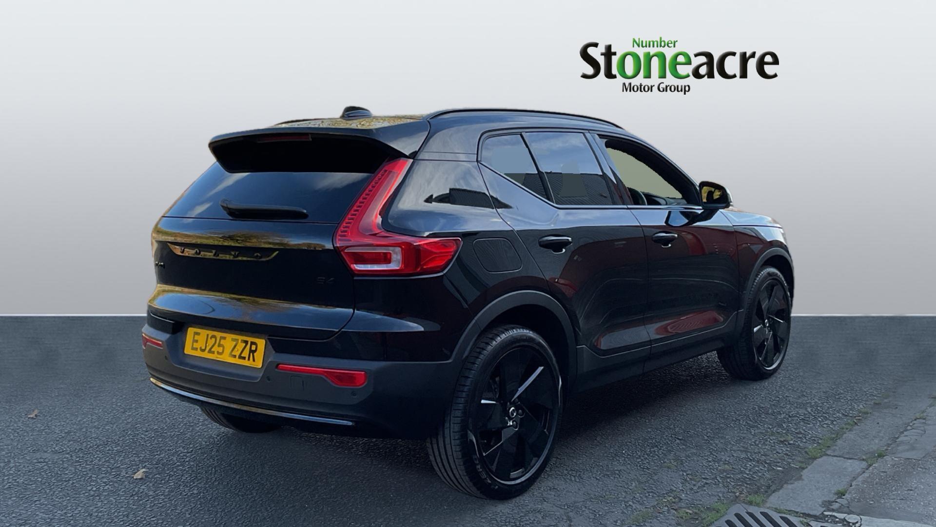 Volvo XC40 2.0 B4 MHEV Plus Black Edition DCT Auto Euro 6 (s/s) 5dr EJ25ZZR Image 2