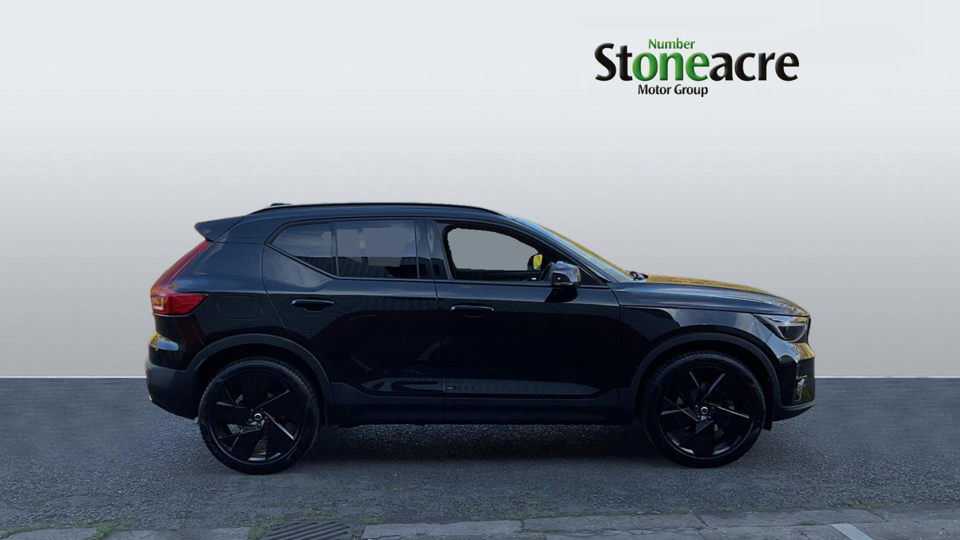 Volvo XC40 2.0 B4 MHEV Plus Black Edition DCT Auto Euro 6 (s/s) 5dr EJ25ZZR Image 3