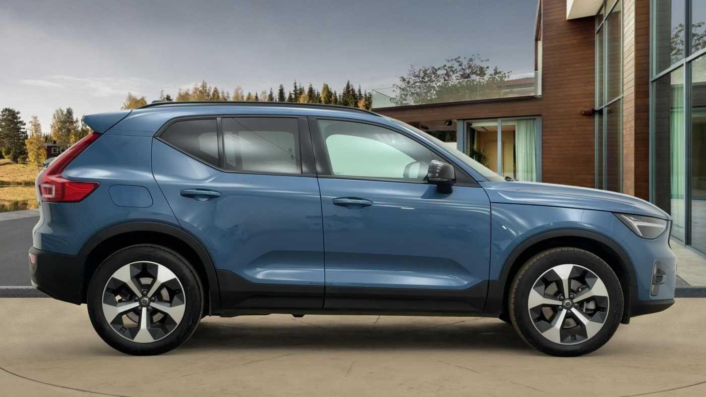 Volvo XC40 2.0 B4P Plus Dark 5dr Auto OE74TZB Image 2