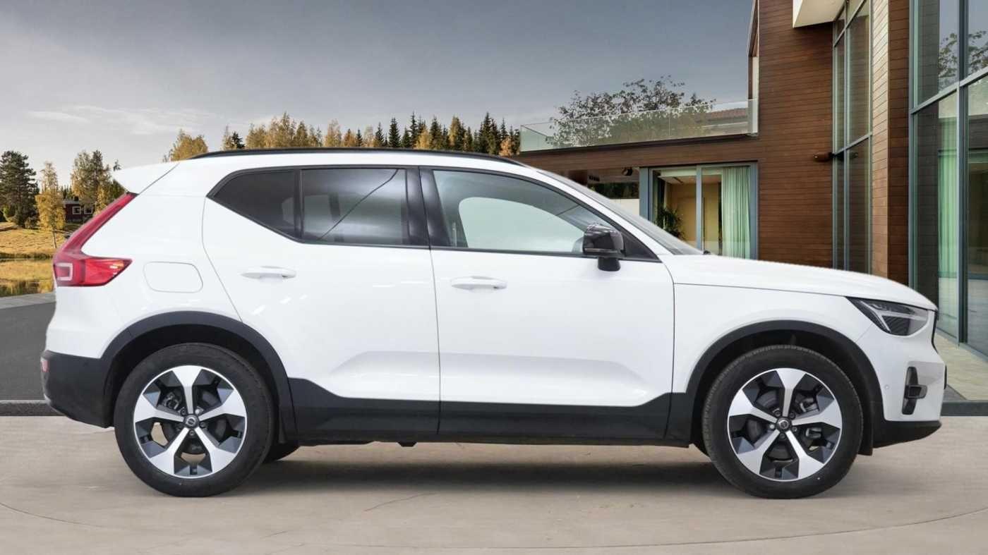 Volvo XC40 2.0 B3P Plus Dark 5dr Auto RO24PRV Image 2