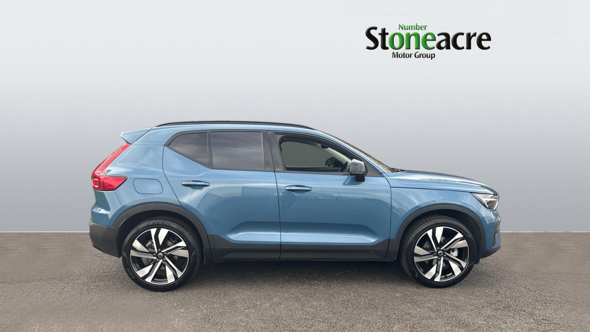 Volvo XC40 2.0 B4 MHEV Ultra Dark DCT Auto Euro 6 (s/s) 5dr OW74EBD Image 3