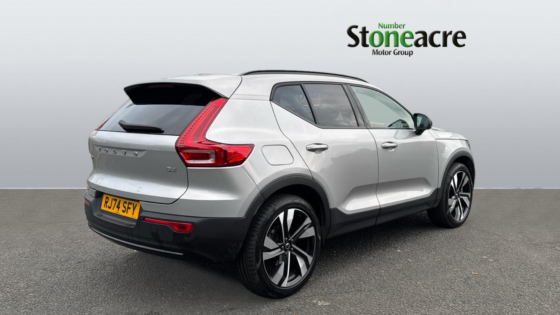 Volvo XC40 2.0 B4 MHEV Ultra Dark DCT Auto Euro 6 (s/s) 5dr RJ74SFY Image 2