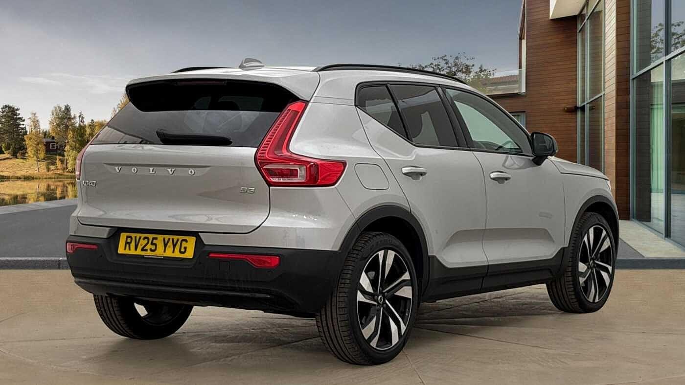 Volvo XC40 2.0 B3 MHEV Ultra Dark DCT Auto Euro 6 (s/s) 5dr RV25YYG Image 3