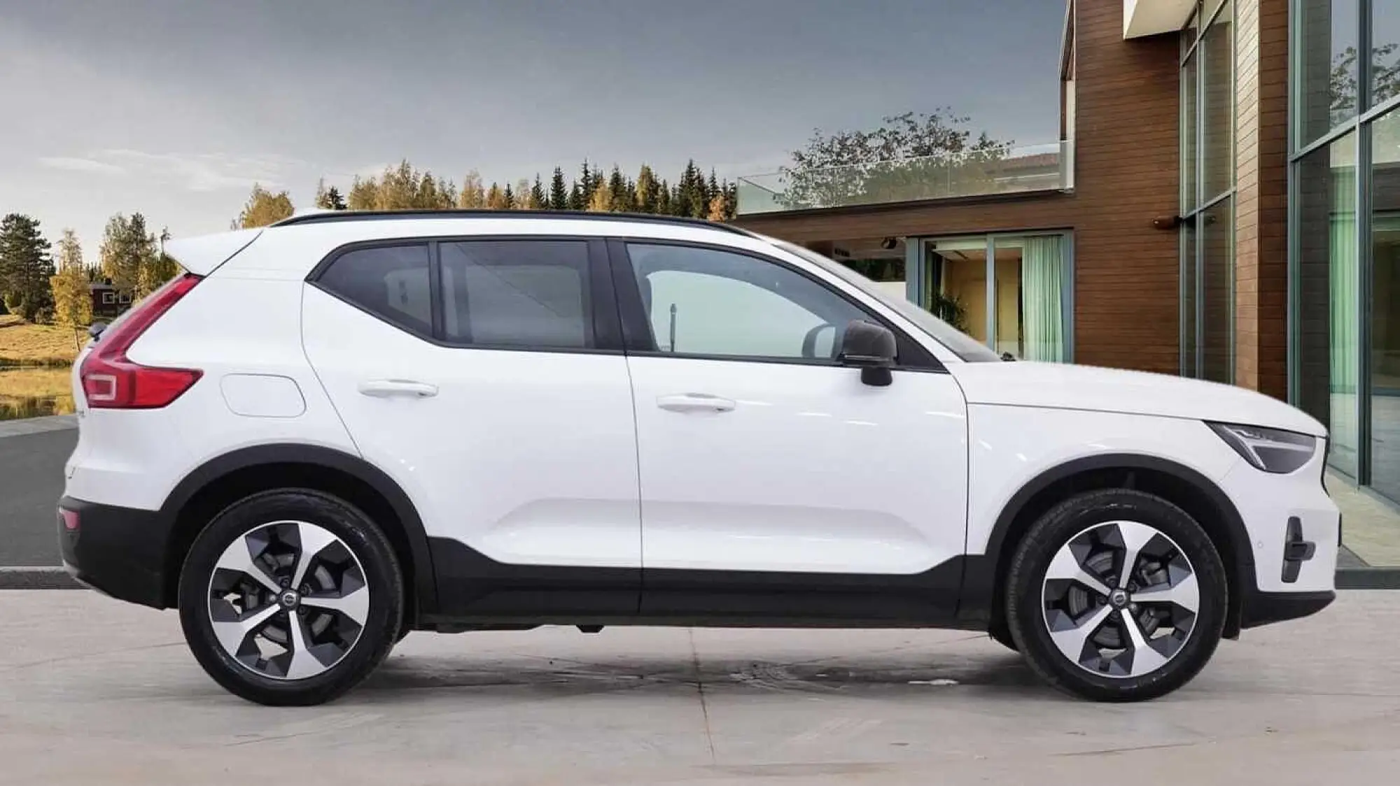 Volvo XC40 2.0 B3P Plus Dark 5dr Auto RO24PLJ Image 2