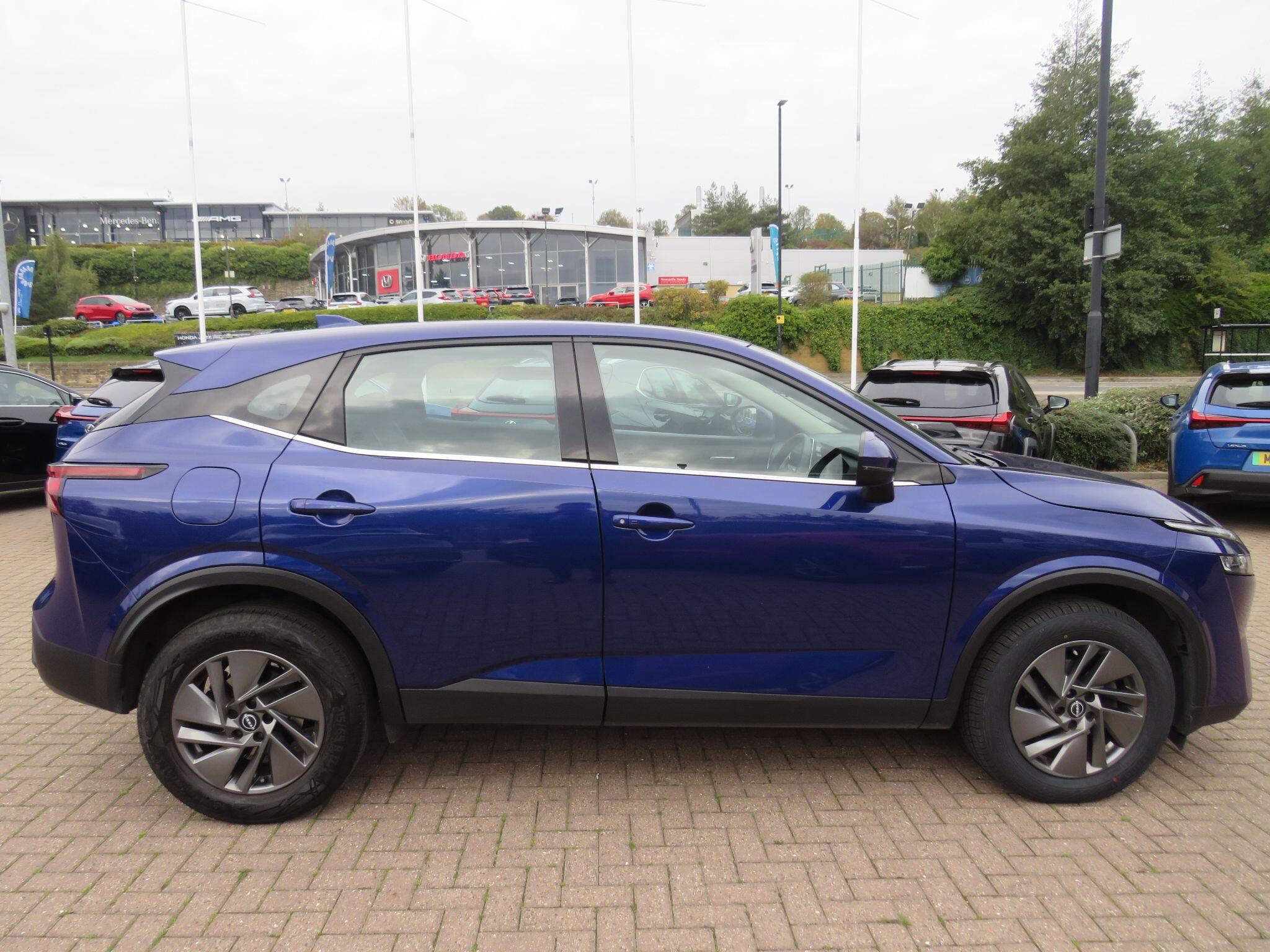 Nissan Qashqai 1.3 DIG-T MHEV Acenta Premium SUV 5dr Petrol XTRON Euro 6 (s/s) (158 ps) DP73AKN Image 2