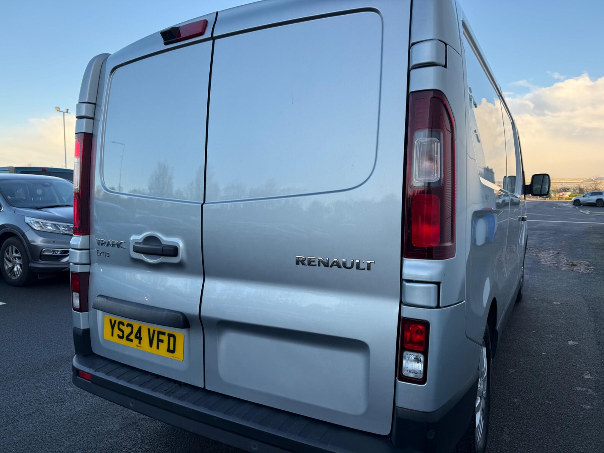 Renault Trafic 2.0 dCi Blue 30 Extra LWB Euro 6 (s/s) 5dr YS24VFD Image 1