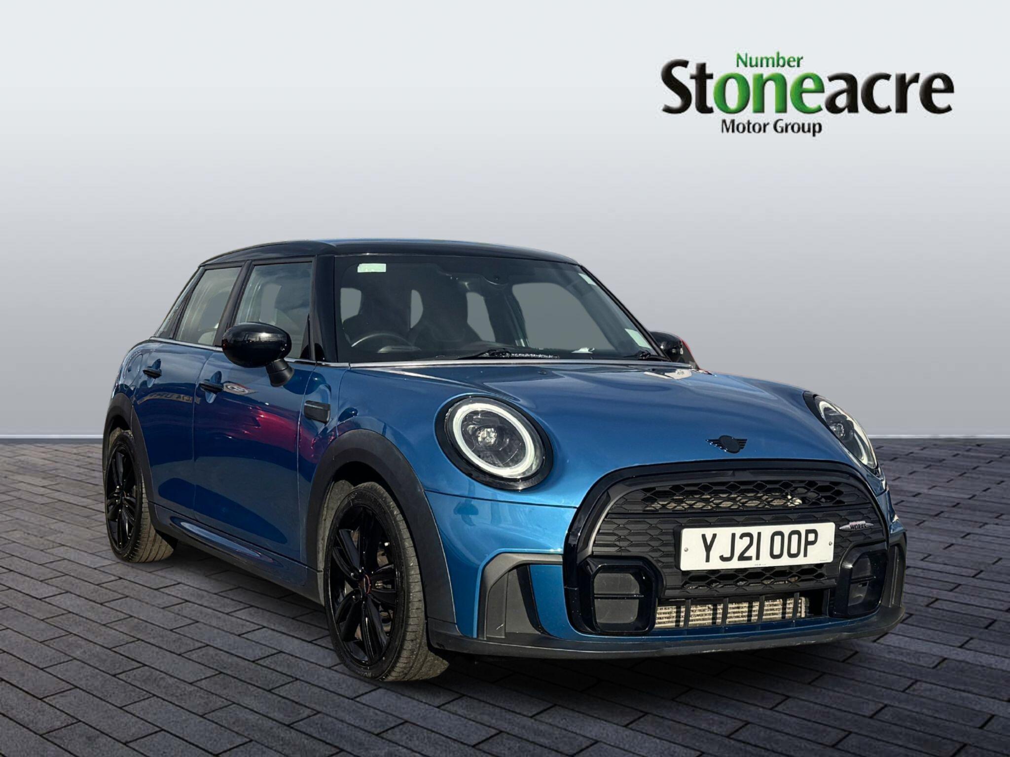 MINI Hatch 1.5 Cooper Sport Steptronic Euro 6 (s/s) 5dr YJ21OOP Image 1