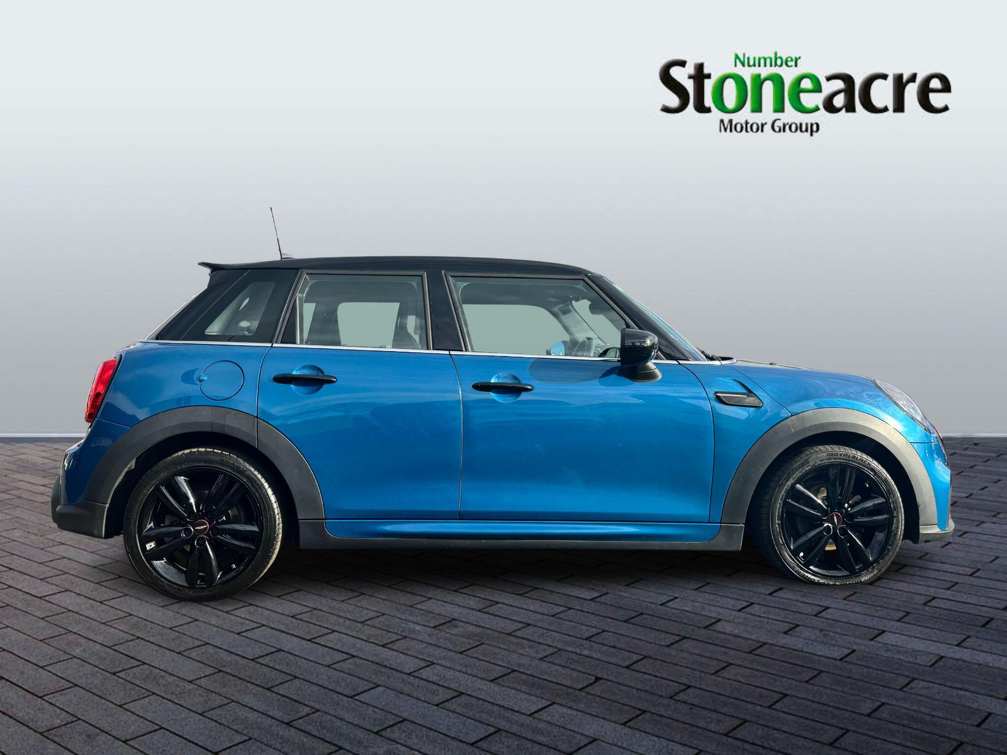 MINI Hatch 1.5 Cooper Sport Steptronic Euro 6 (s/s) 5dr YJ21OOP Image 2