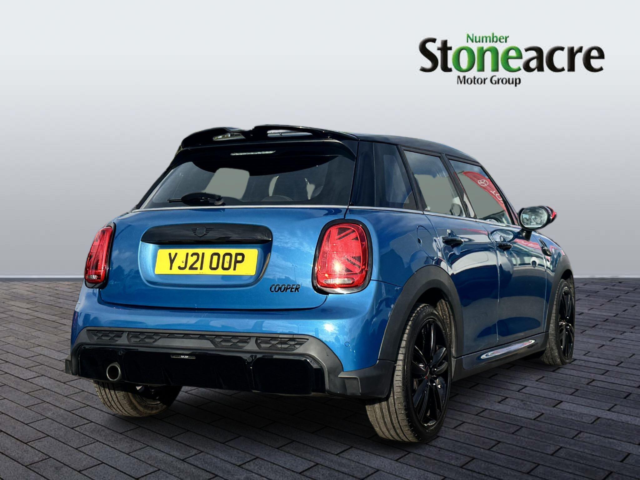 MINI Hatch 1.5 Cooper Sport Steptronic Euro 6 (s/s) 5dr YJ21OOP Image 3