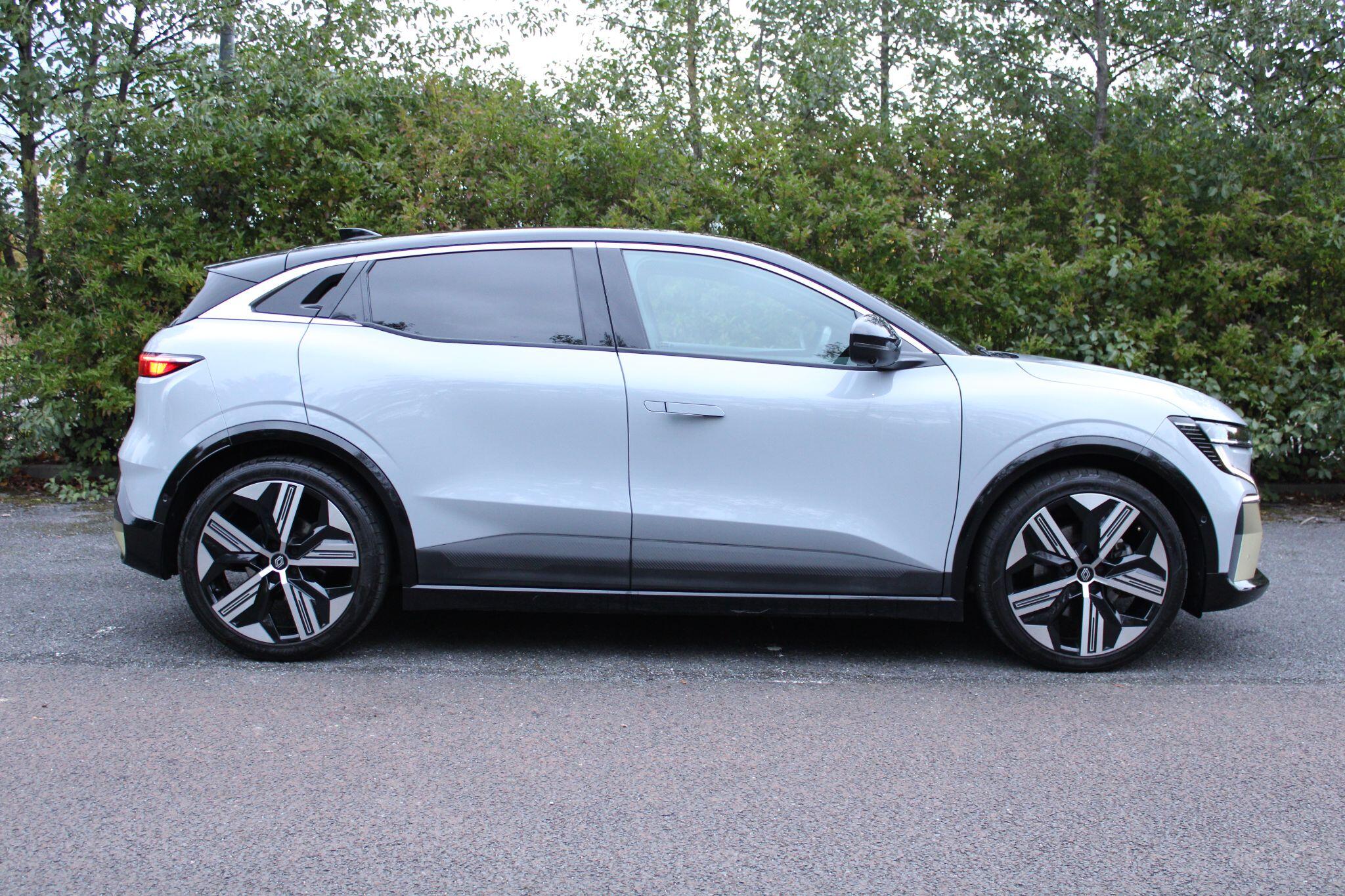 Renault Megane E-TECH 60kWh iconic Auto 5dr (optimum charge) HSZ5872 Image 2