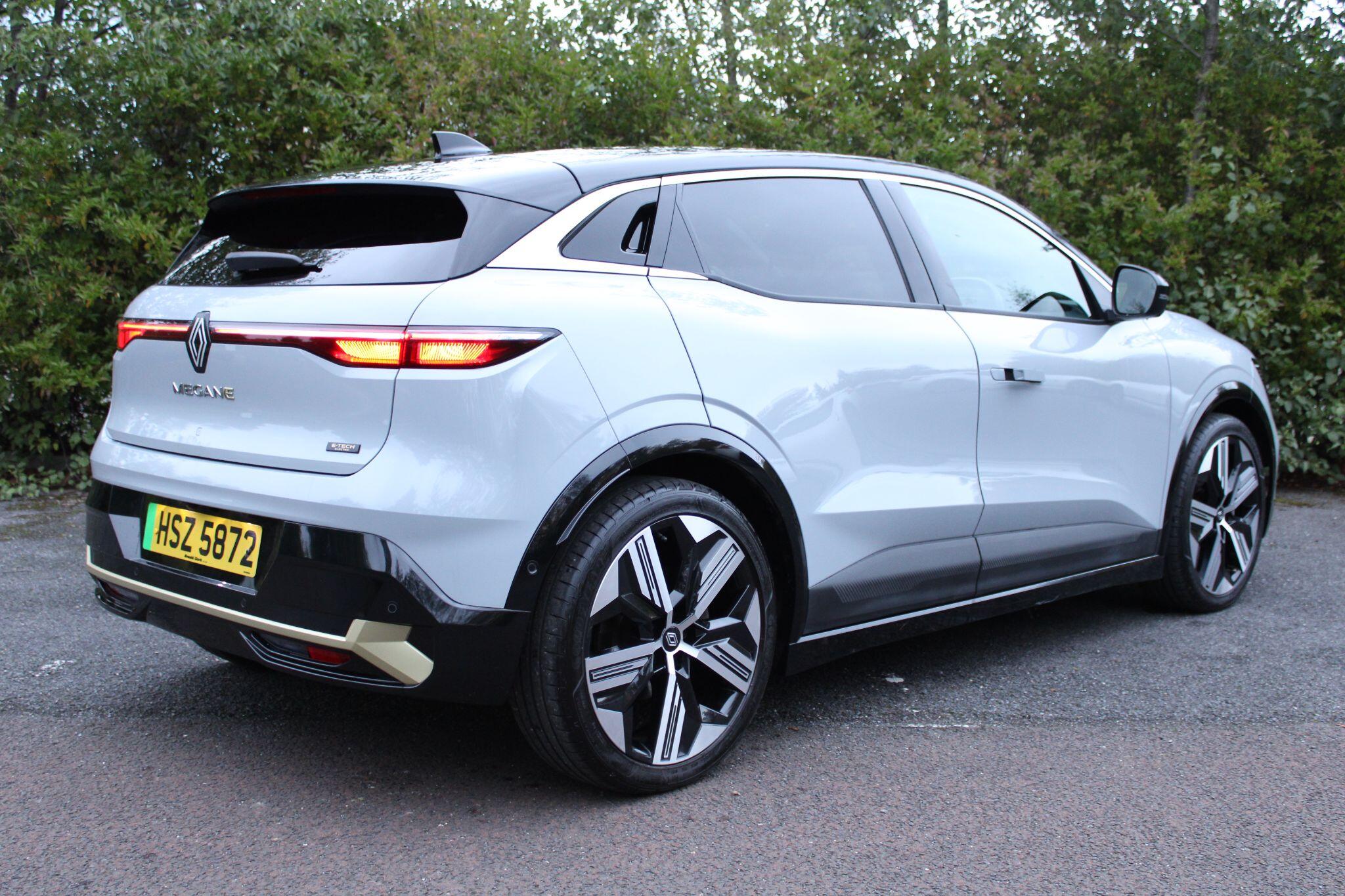Renault Megane E-TECH 60kWh iconic Auto 5dr (optimum charge) HSZ5872 Image 3