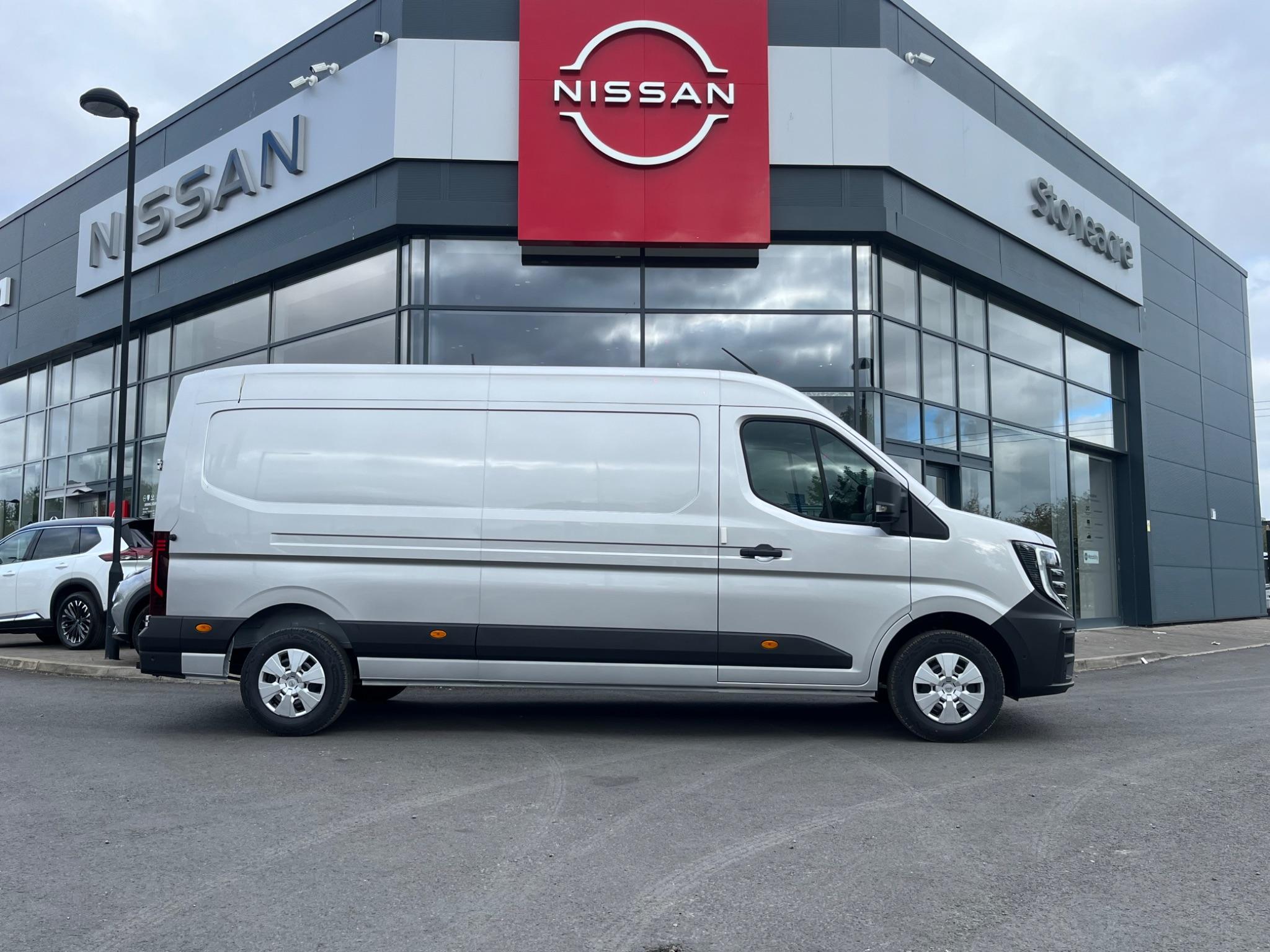 Nissan Interstar 2.0 dCi 35 Tekna Auto L3 H2 Euro 6 (s/s) 4dr null Image 2