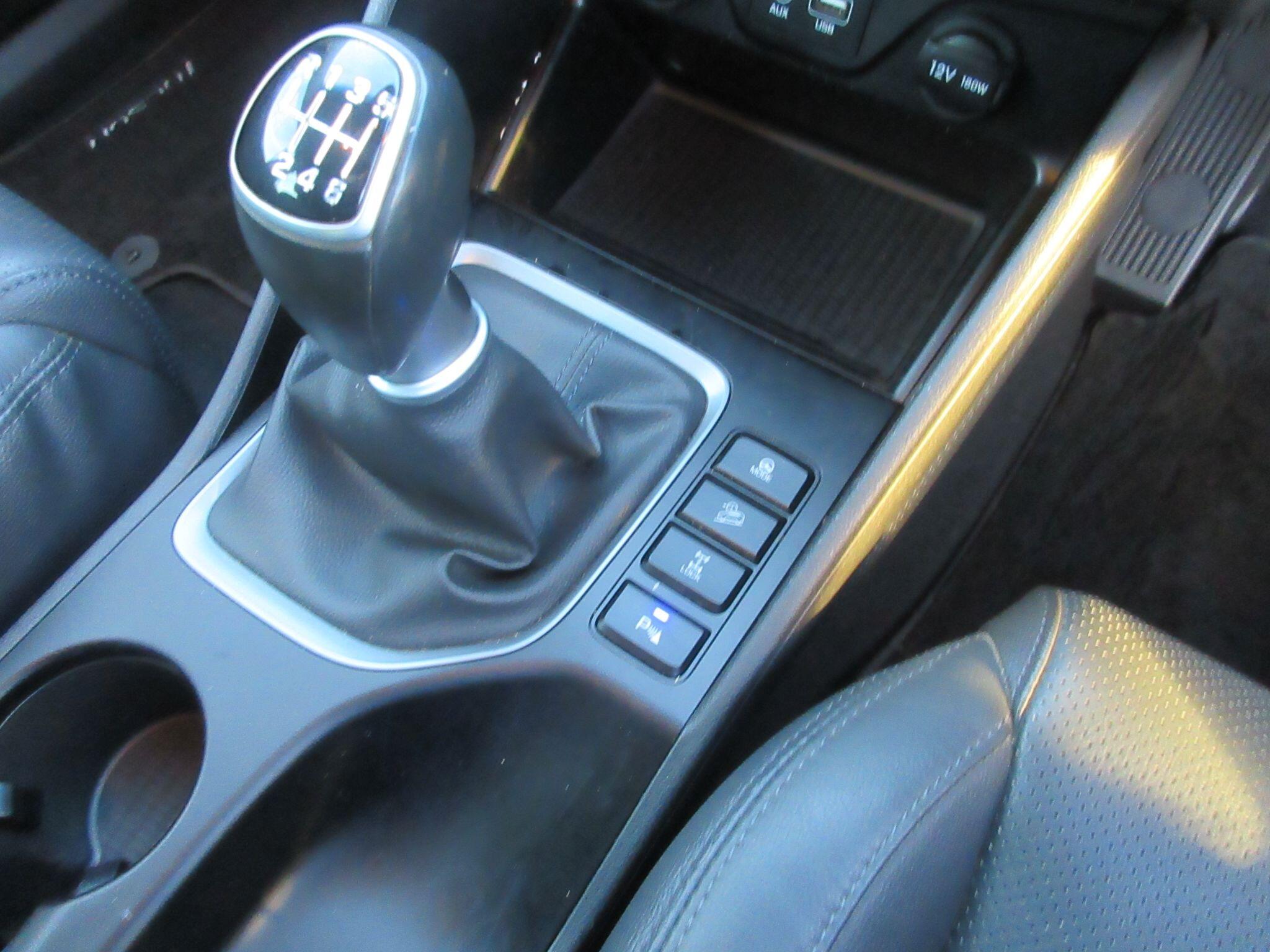 Hyundai TUCSON 2.0 CRDi Premium 4WD Euro 6 5dr FV66ZKP Image 3