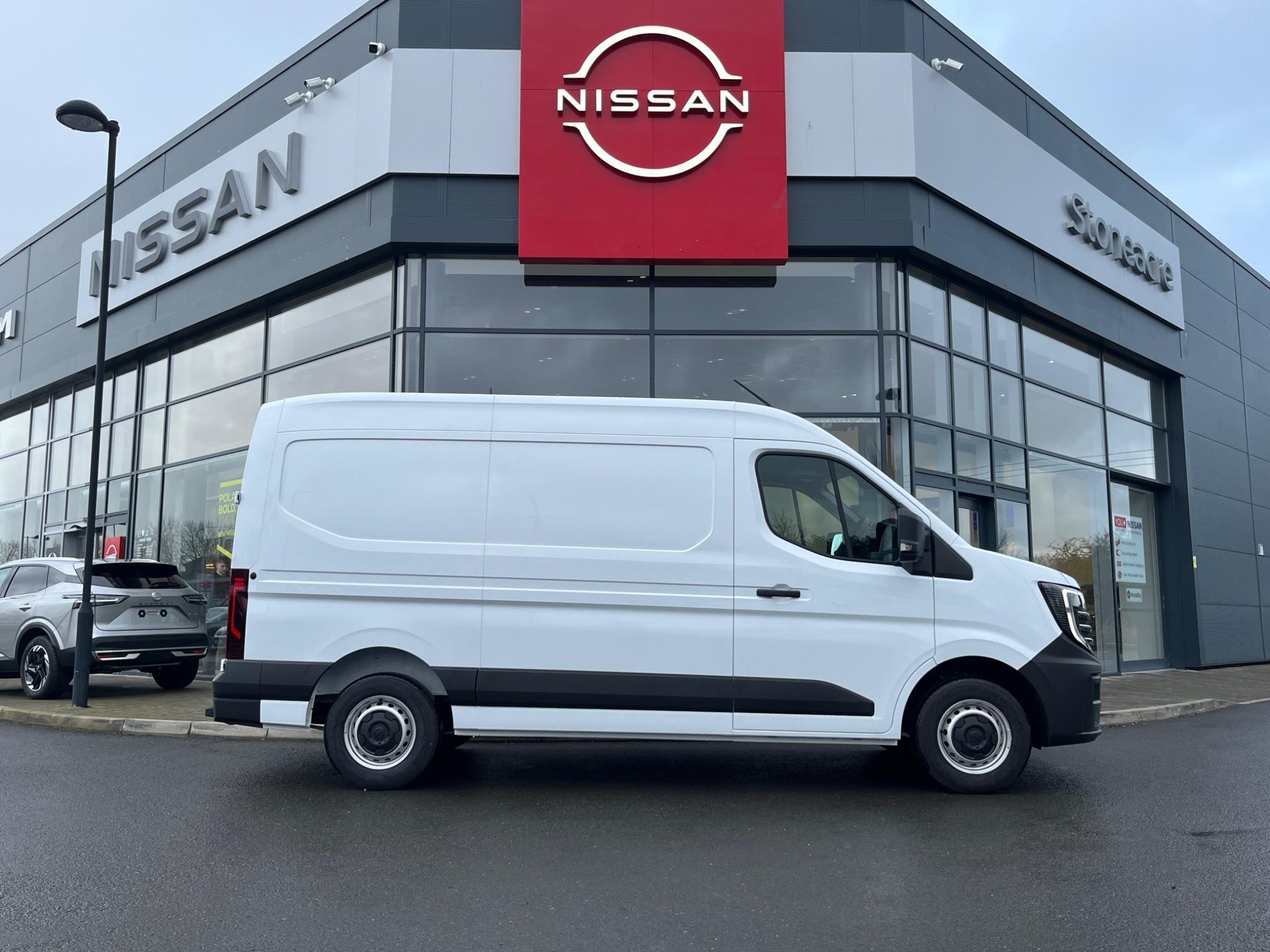Nissan Interstar 2.0 dCi 35 Tekna L2 Medium Roof Euro 6 (s/s) 4dr null Image 2