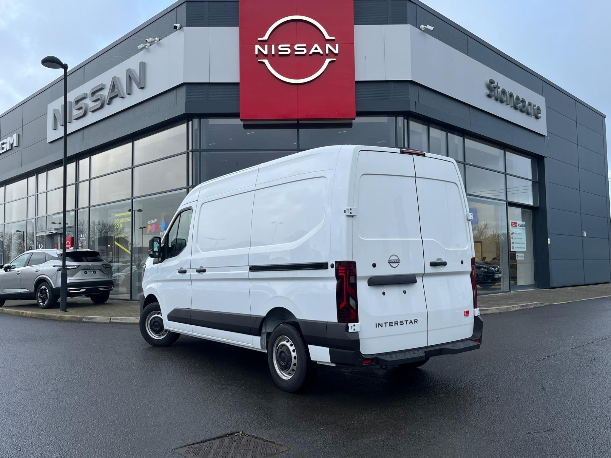 Nissan Interstar 2.0 dCi 35 Tekna L2 Medium Roof Euro 6 (s/s) 4dr null Image 3