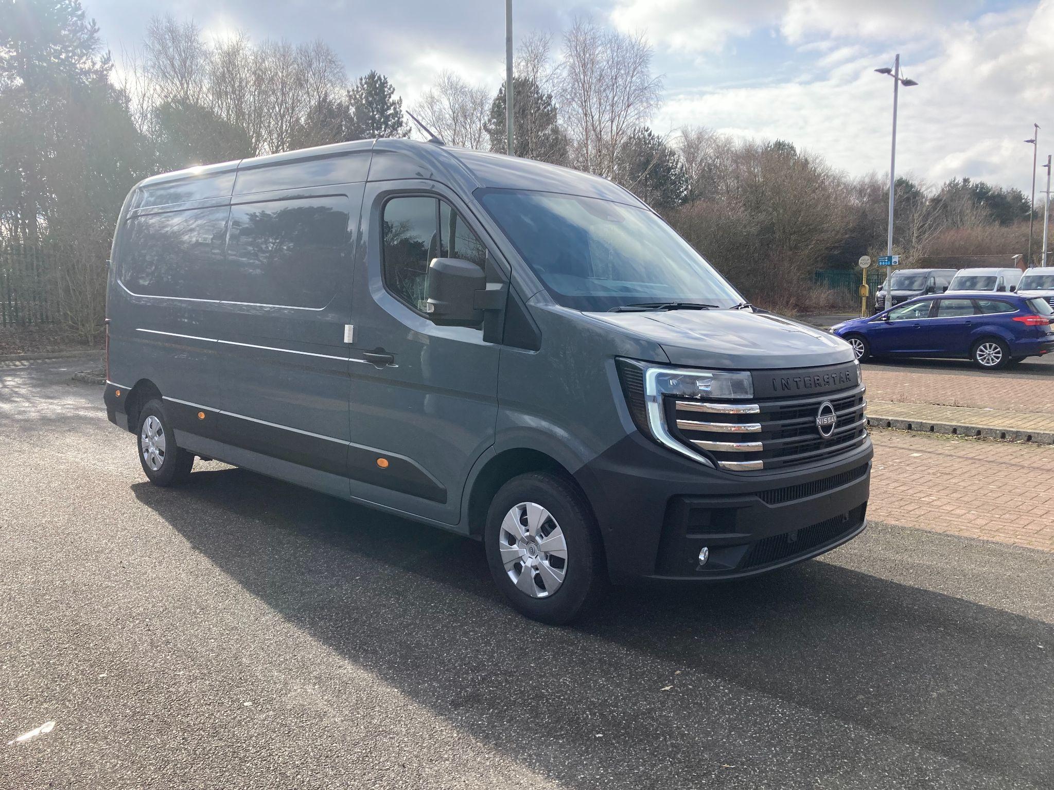 Nissan Interstar 2.0 dCi 35 Tekna Auto L3 Medium Roof Euro 6 (s/s) 4dr null Image 1