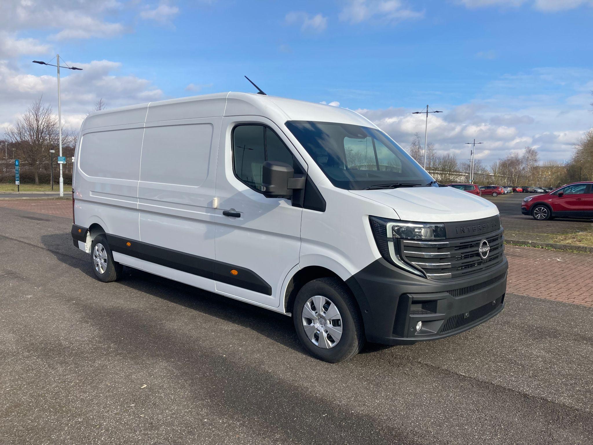 Nissan Interstar 2.0 dCi 35 Tekna L3 Medium Roof Euro 6 (s/s) 4dr null Image 1