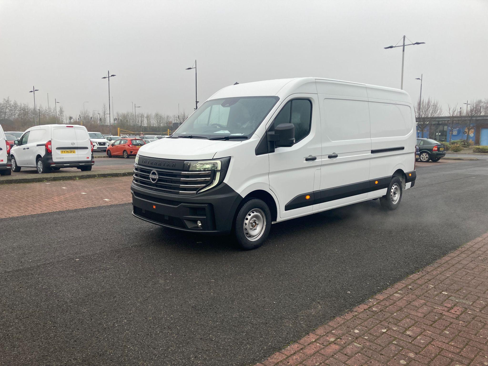 Nissan Interstar 2.0 dCi 35 Acenta L3 Medium Roof Euro 6 (s/s) 4dr null Image 3