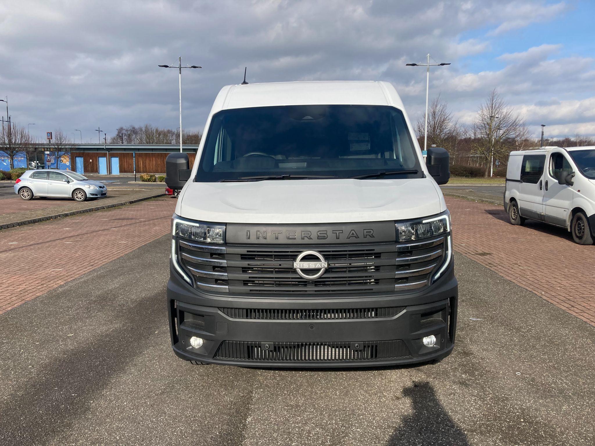 Nissan Interstar 2.0 dCi 35 Tekna L3 Medium Roof Euro 6 (s/s) 4dr null Image 2