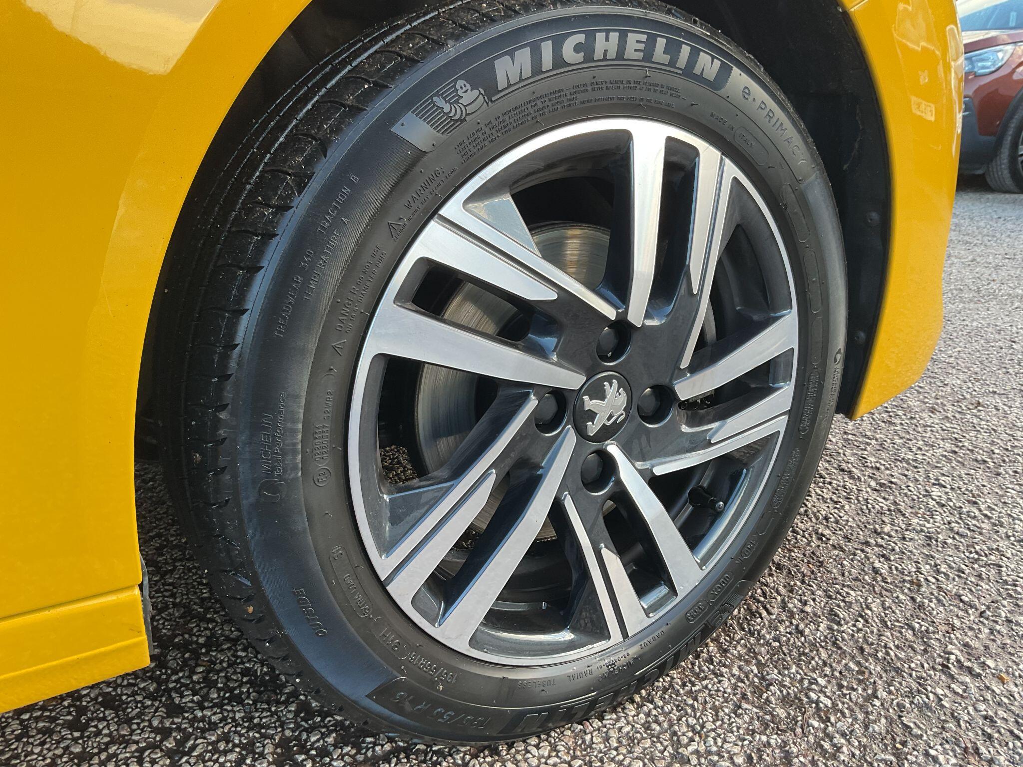 Peugeot 208 1.2 PureTech Allure Premium + EAT Euro 6 (s/s) 5dr AF73ZSO Image 1