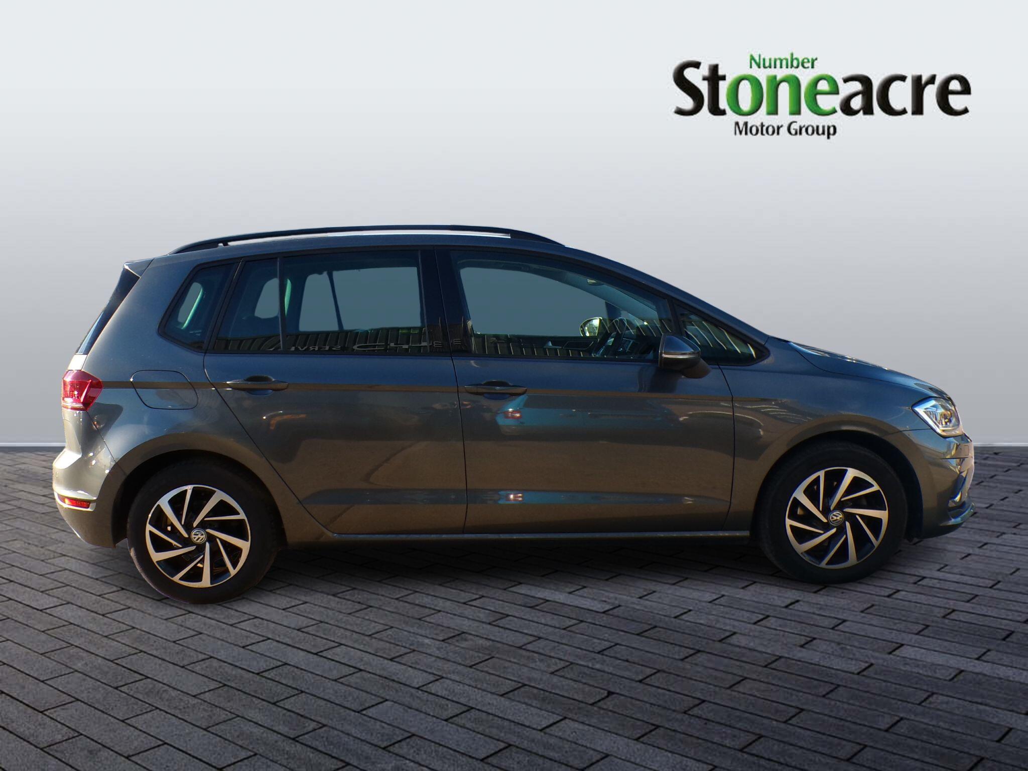 Volkswagen Golf SV Image 2