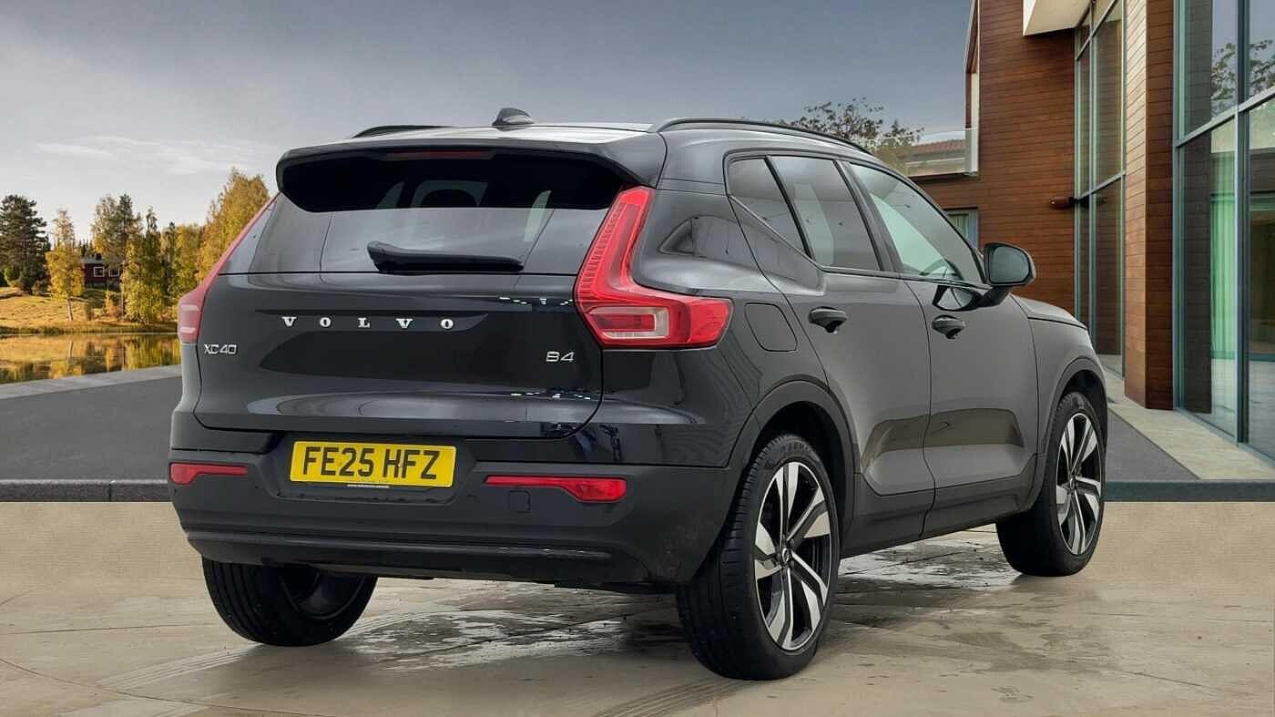 Volvo XC40 2.0 B4 MHEV Ultra Dark DCT Auto Euro 6 (s/s) 5dr FE25HFZ Image 3