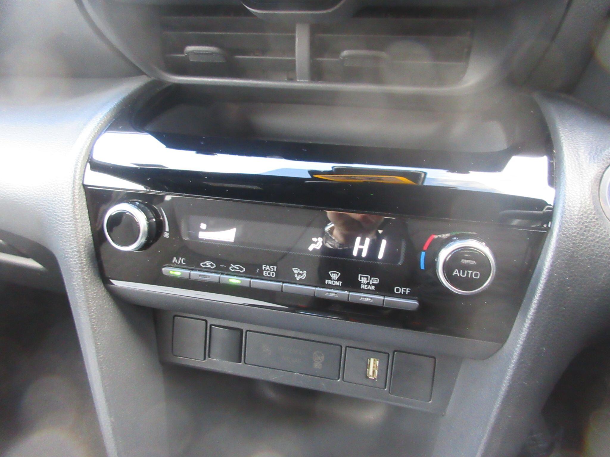 Toyota Yaris Cross 1.5 Hybrid Design 5dr CVT YM72JKV Image 3