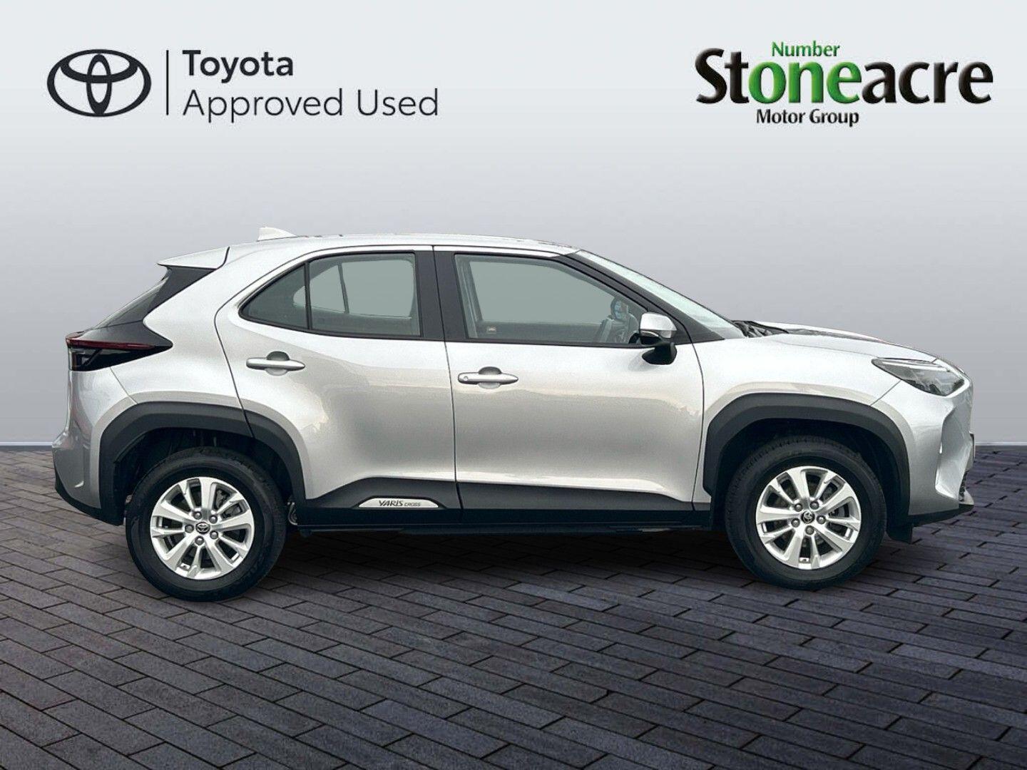 Toyota Yaris Cross 1.5 VVT-h Icon SUV 5dr Petrol Hybrid E-CVT Euro 6 (s/s) (116 ps) NL23OMH Image 2