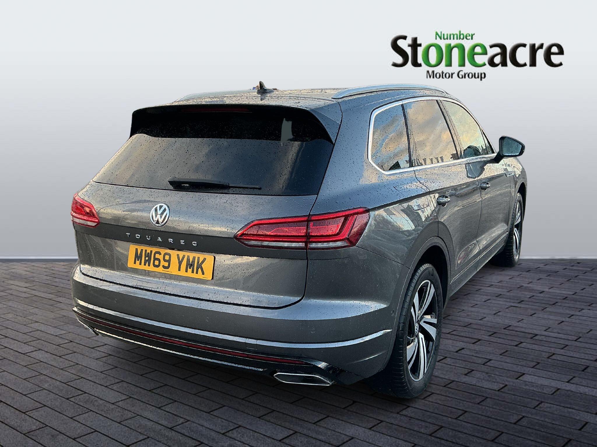 Volkswagen Touareg 3.0 TDI V6 R-Line Tech Tiptronic 4Motion Euro 6 (s/s) 5dr MW69YMK Image 3