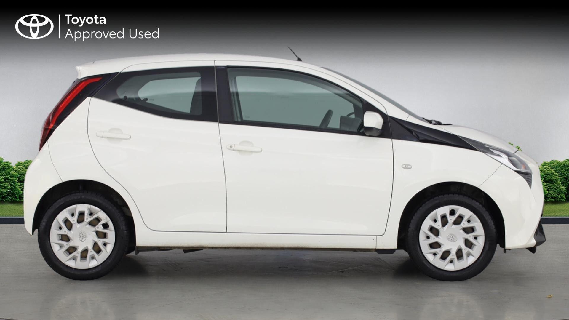 Toyota Aygo 1.0 VVT-i X-Play 5dr BJ68DGU Image 2