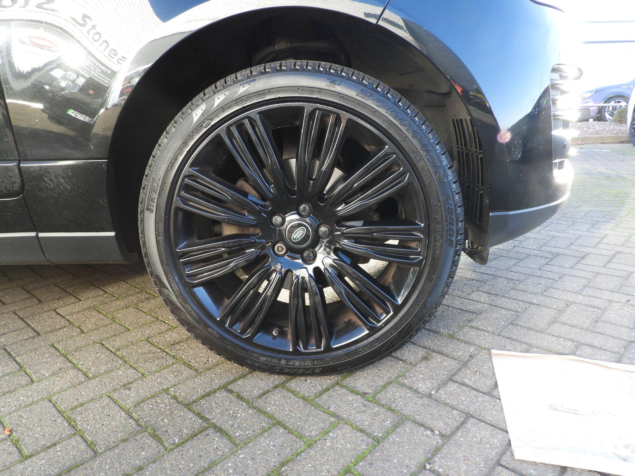 Land Rover Range Rover 3.0 SD V6 Vogue Auto 4WD Euro 6 (s/s) 5dr DV70CLJ Image 1