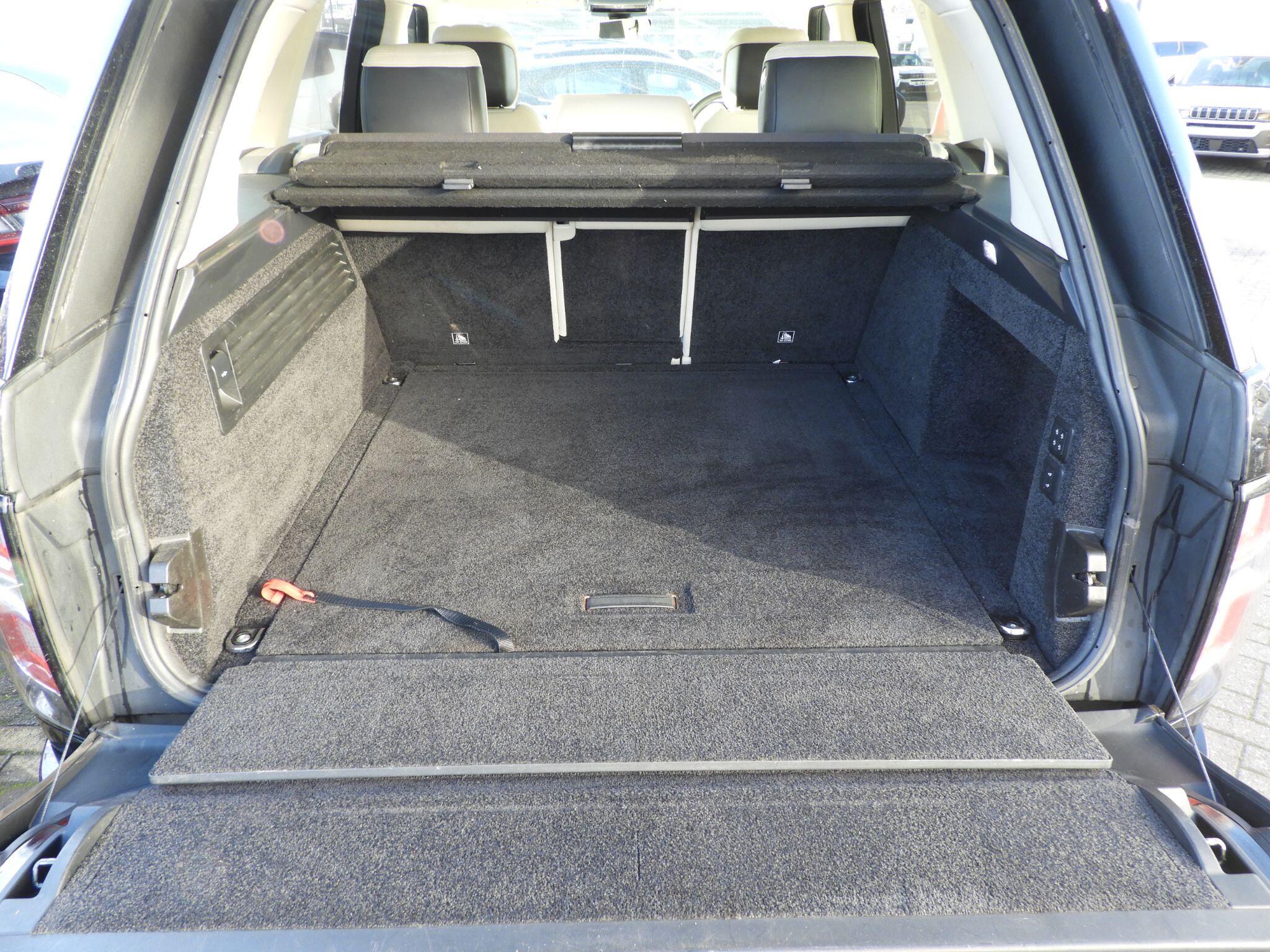 Land Rover Range Rover 3.0 SD V6 Vogue Auto 4WD Euro 6 (s/s) 5dr DV70CLJ Image 2