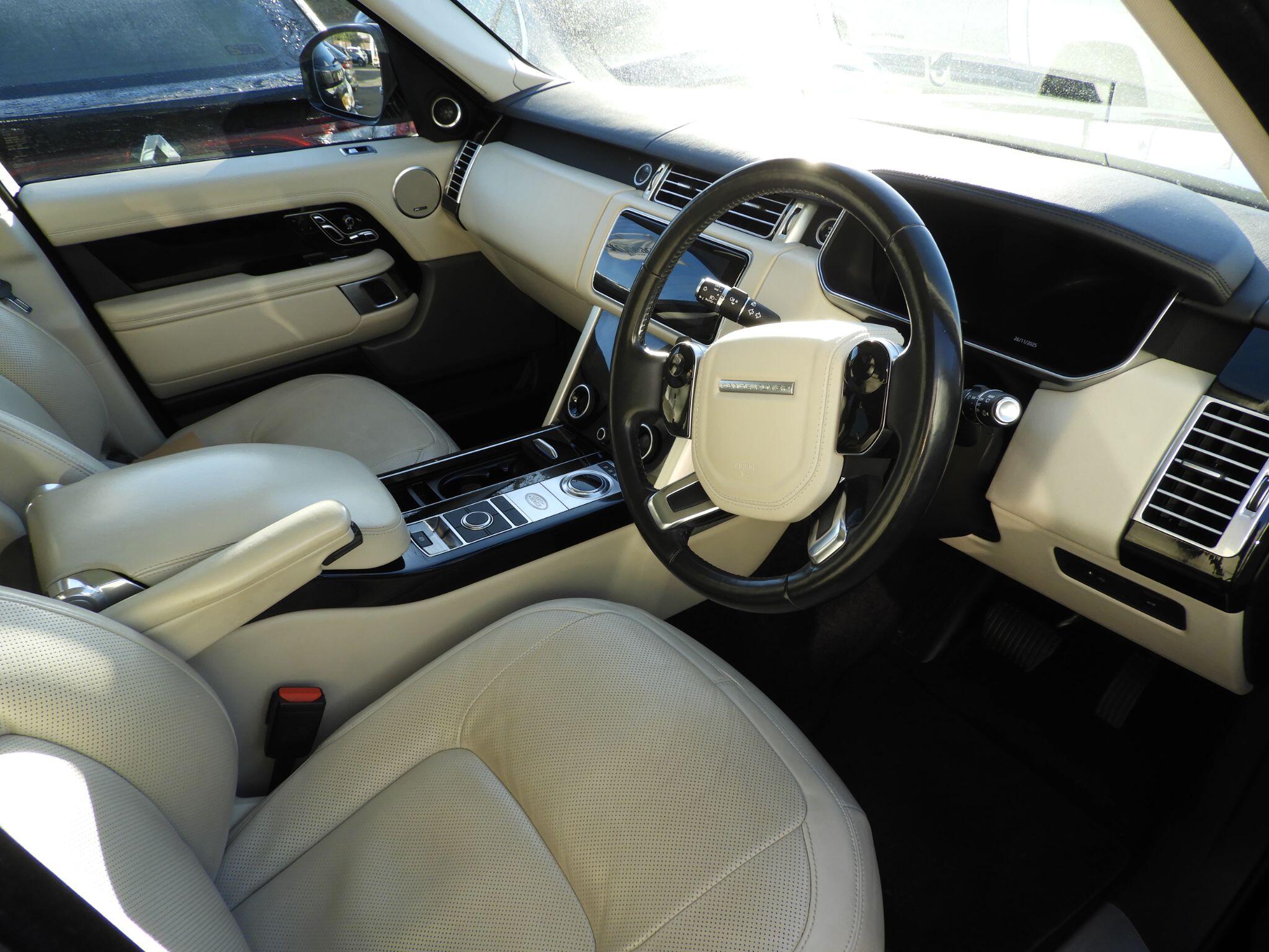 Land Rover Range Rover 3.0 SD V6 Vogue Auto 4WD Euro 6 (s/s) 5dr DV70CLJ Image 3