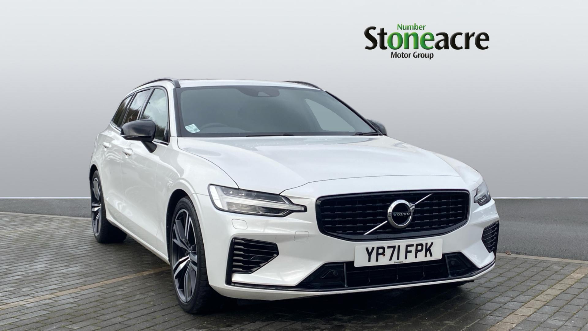 Volvo V60 Recharge R-Design, T6 AWD plug-in hybrid YP71FPK Image 1