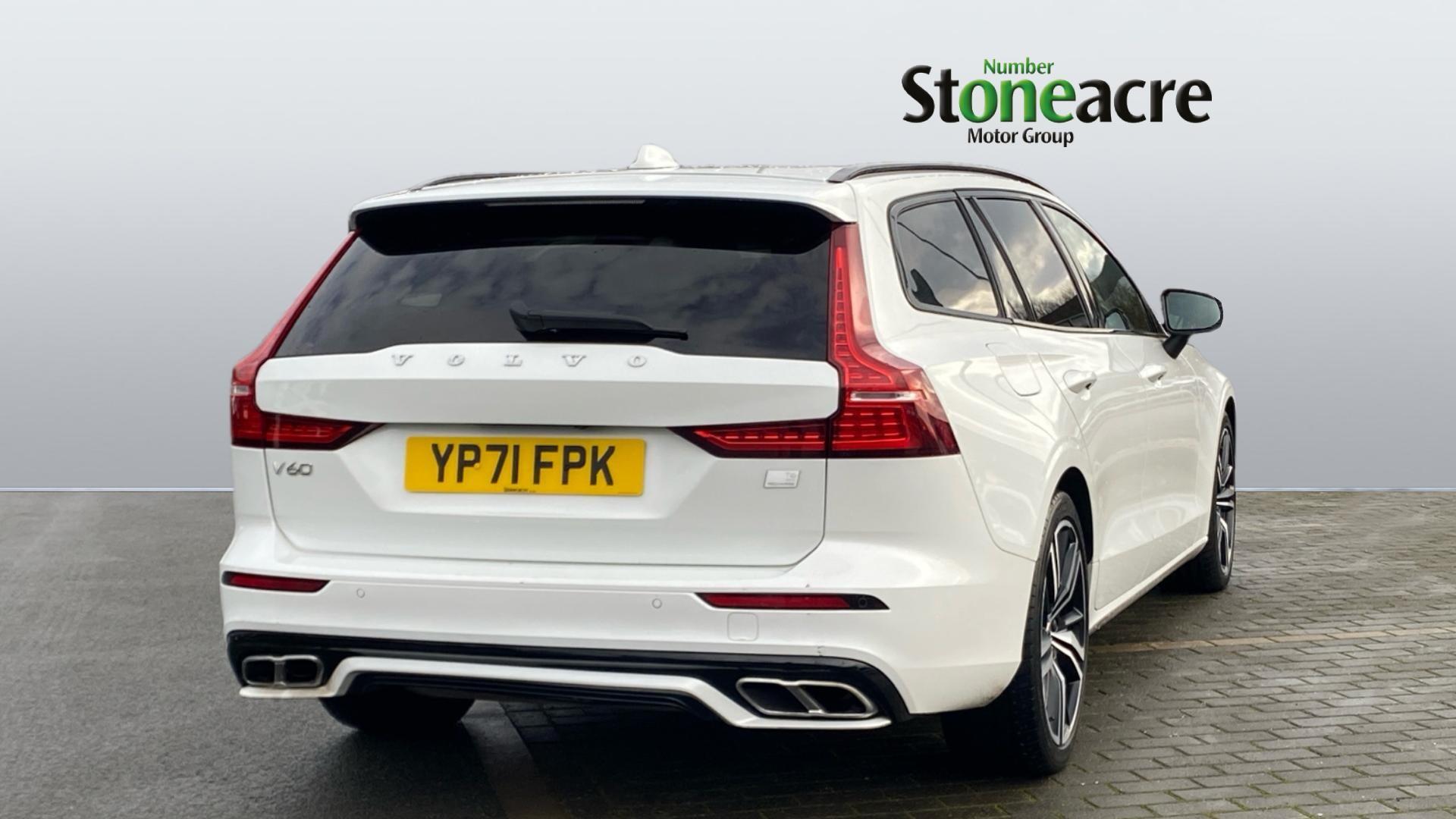 Volvo V60 Recharge R-Design, T6 AWD plug-in hybrid YP71FPK Image 2