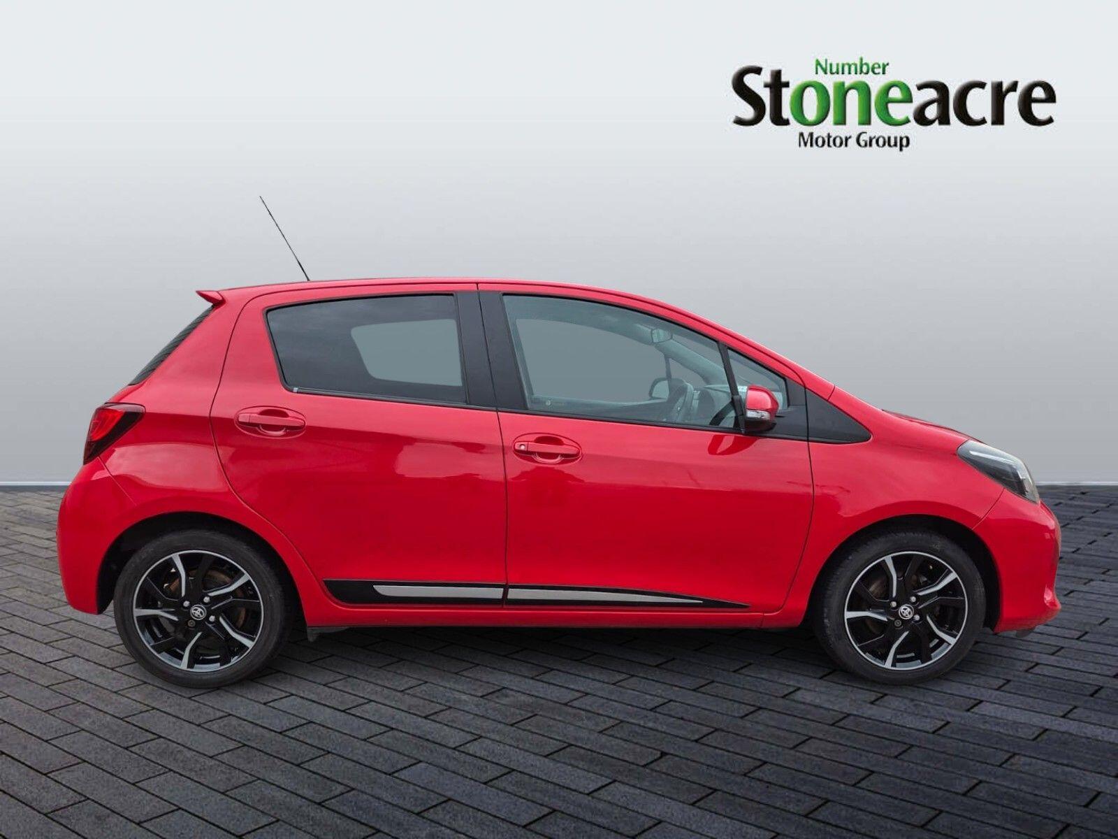 Toyota Yaris 1.33 VVT-i Design 5dr YX16JYR Image 2