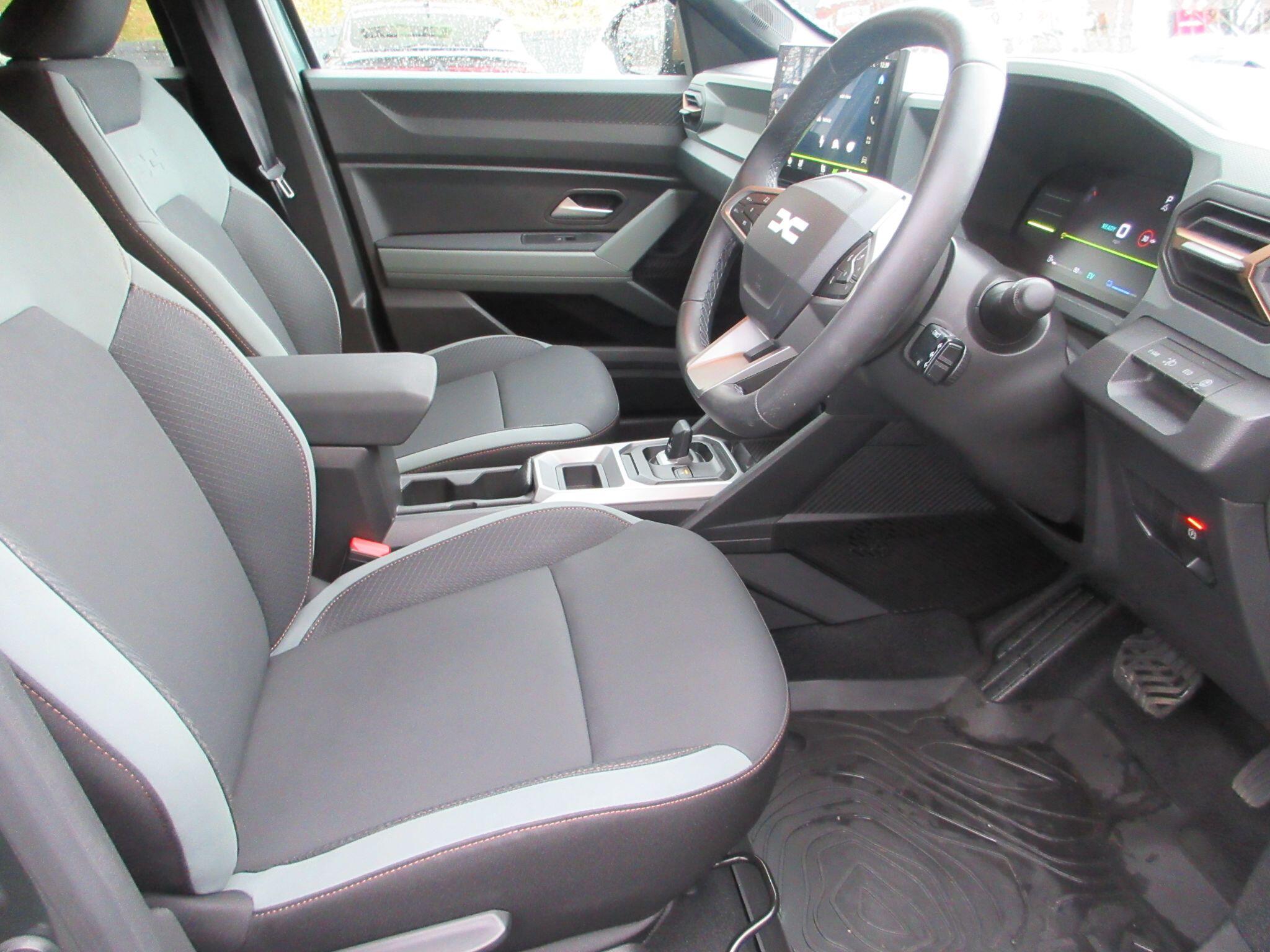 Dacia Duster Hybrid 1.6 Hybrid EXTREME Auto Euro 6 (s/s) 5dr PE25ZJJ Image 3