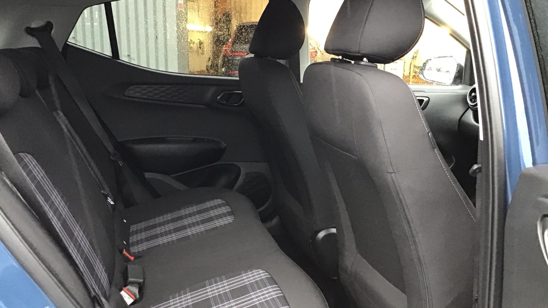 Hyundai i10 1.2 Premium Auto Euro 6 (s/s) 5dr YR75NXC Image 3