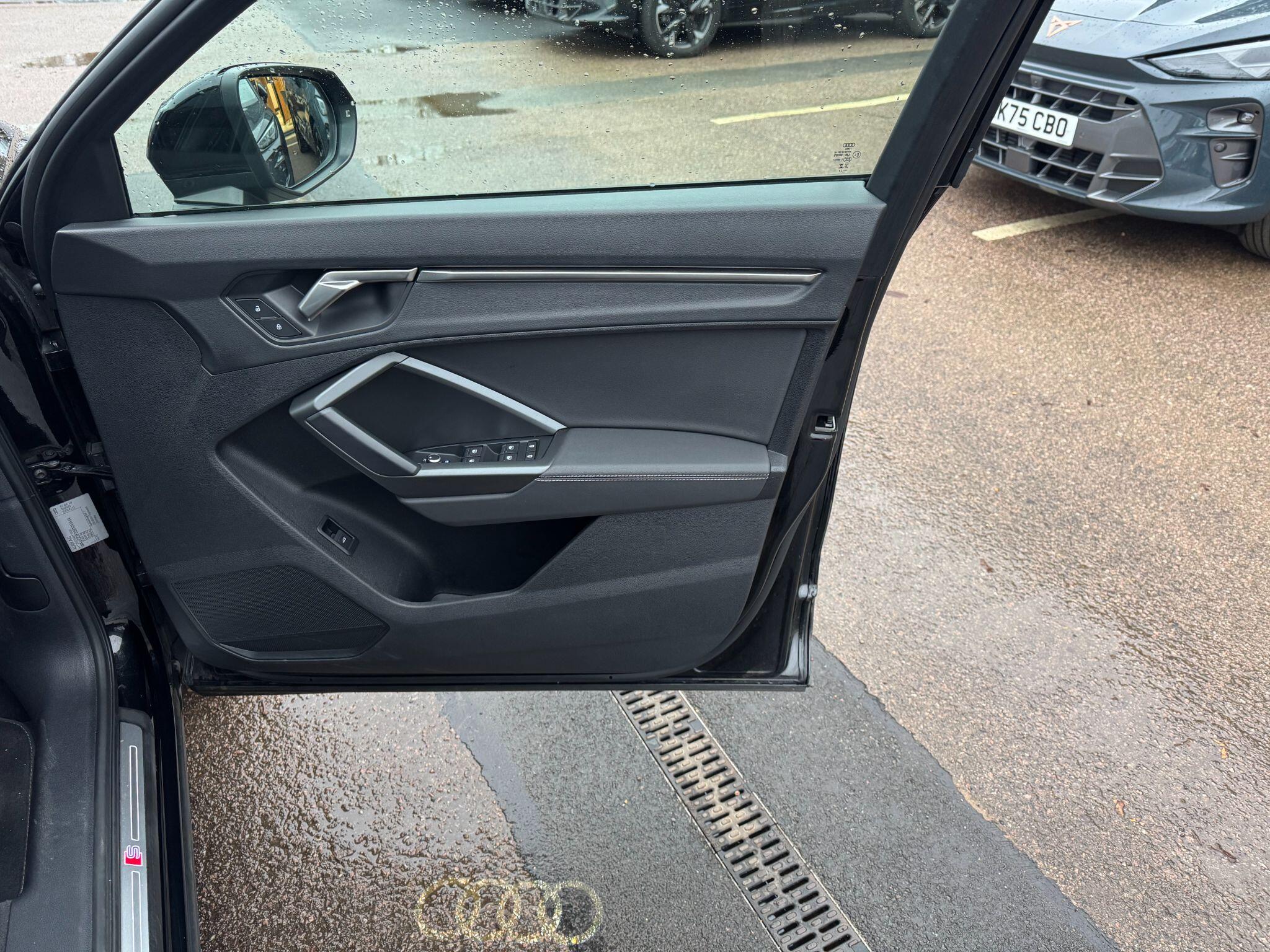 Audi Q3 1.5 TFSI CoD 35 Black Edition Euro 6 (s/s) 5dr FR23ENY Image 3