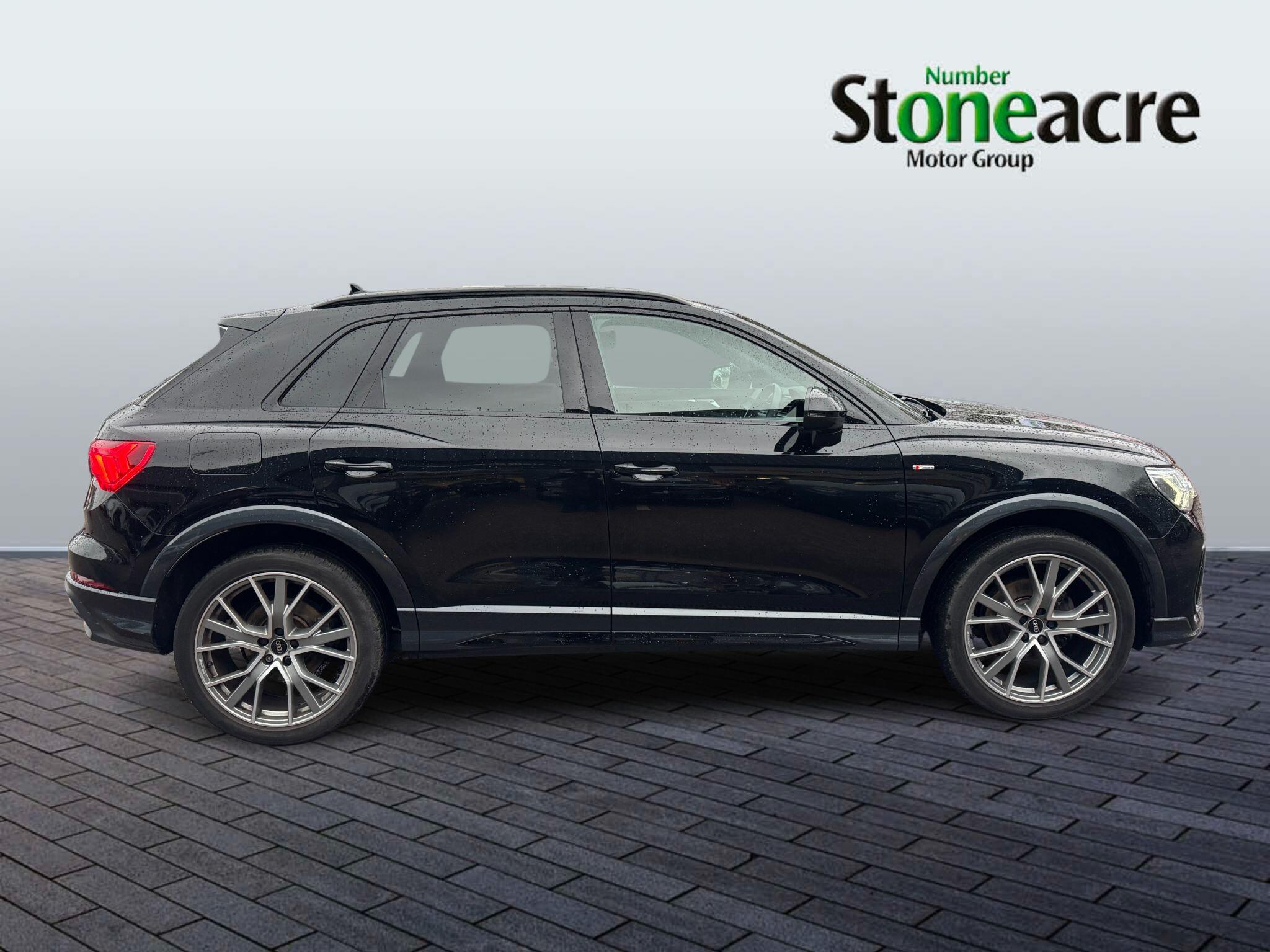 Audi Q3 1.5 TFSI CoD 35 Black Edition Euro 6 (s/s) 5dr FR23ENY Image 2