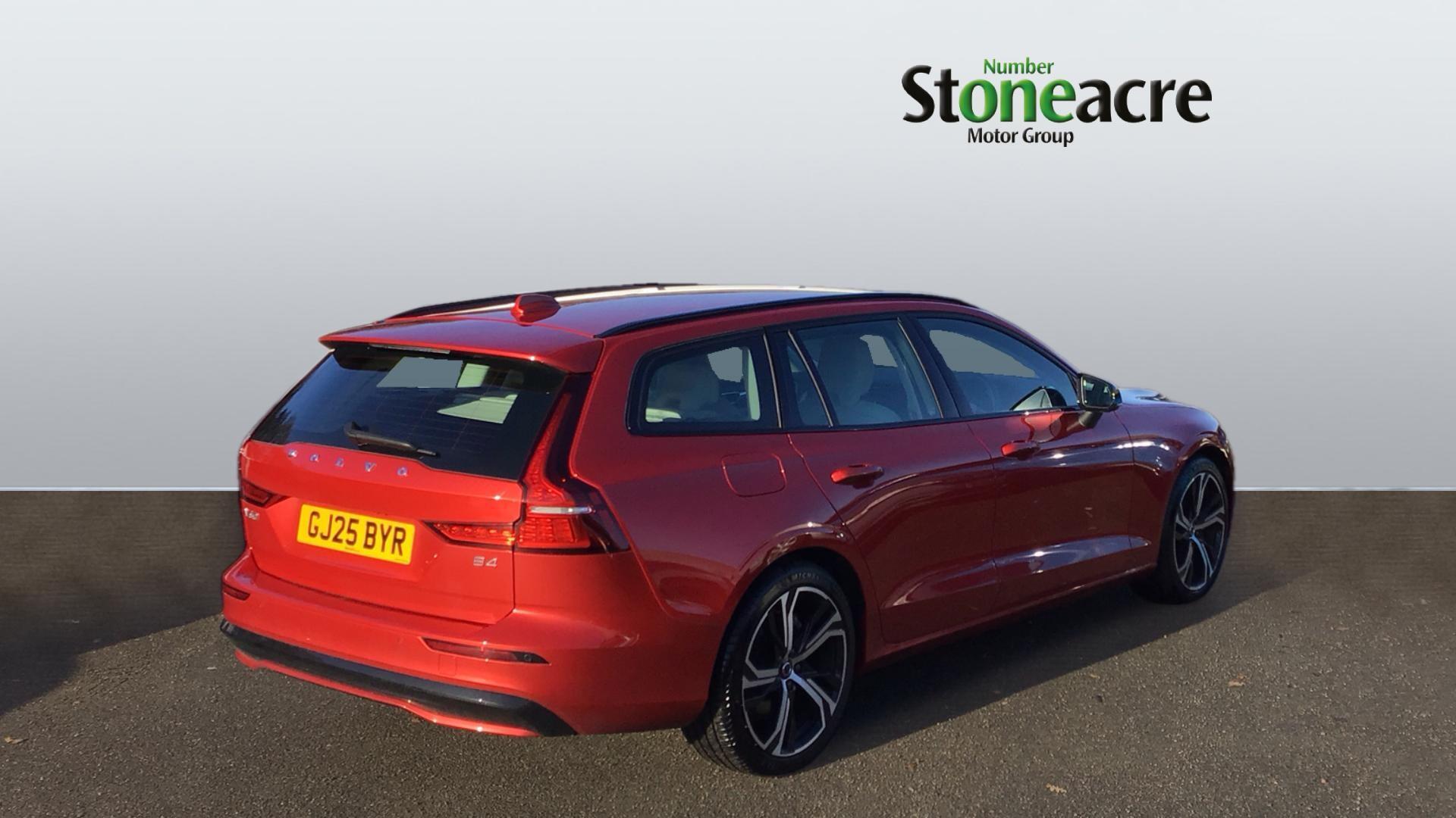 Volvo V60 2.0 B4 MHEV Plus DCT Auto Euro 6 (s/s) 5dr GJ25BYR Image 2