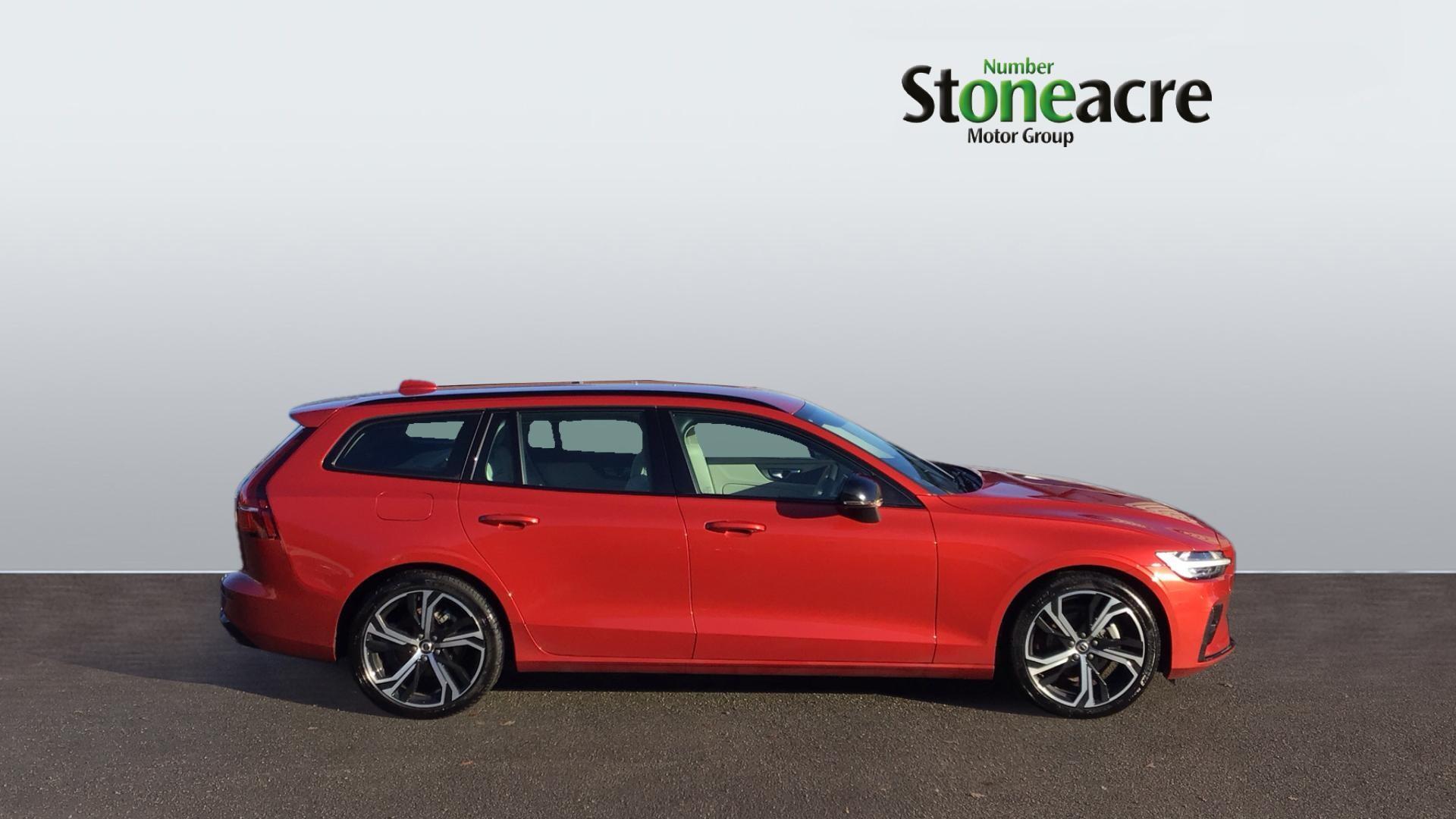 Volvo V60 2.0 B4 MHEV Plus DCT Auto Euro 6 (s/s) 5dr GJ25BYR Image 3