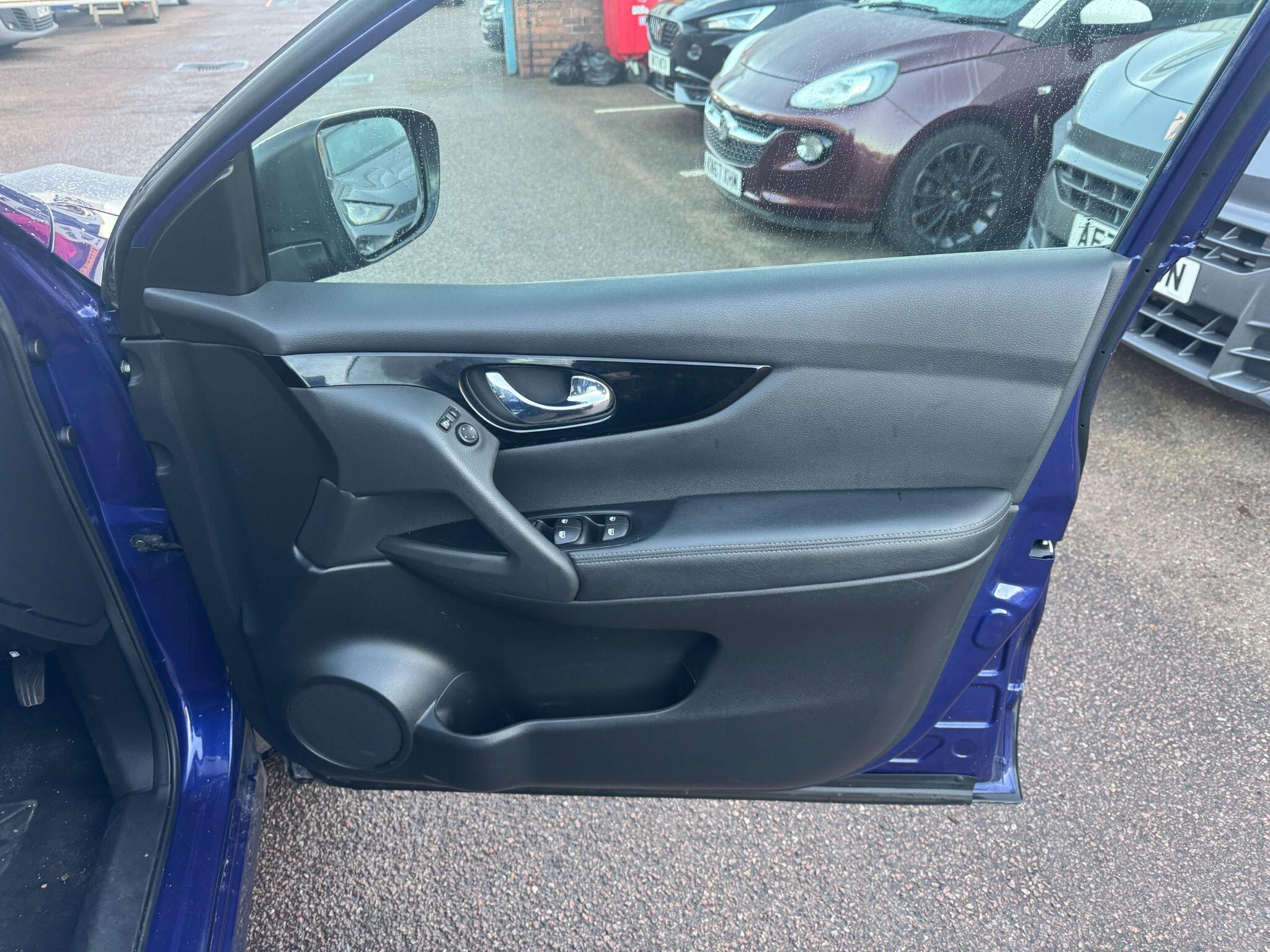 Nissan Qashqai 1.5 dCi Acenta Premium SUV 5dr Diesel Manual Euro 6 (s/s) (115 ps) GF19ZNN Image 3