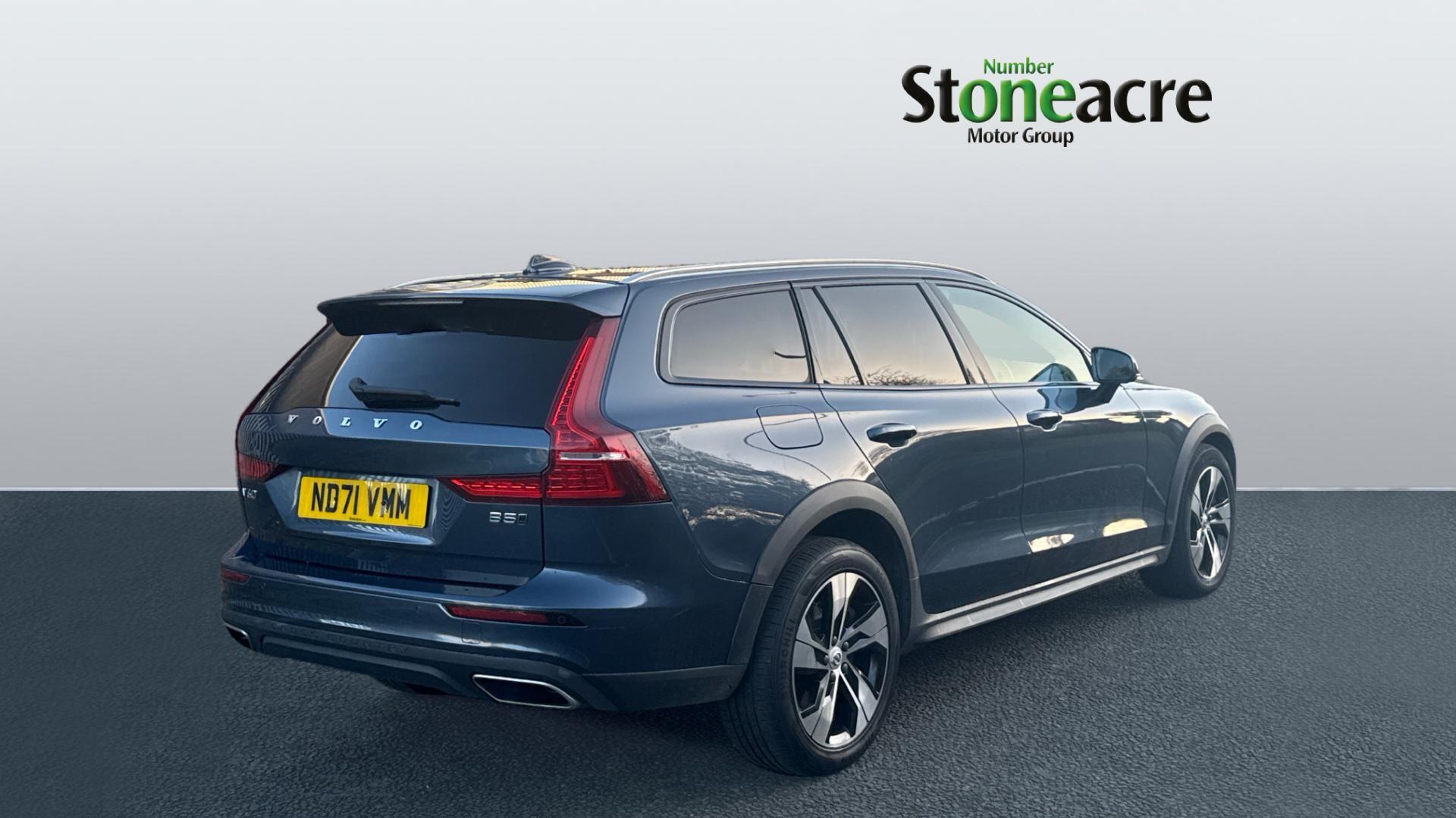 Volvo V60 2.0 B5P Cross Country 5dr AWD Auto ND71VMM Image 2