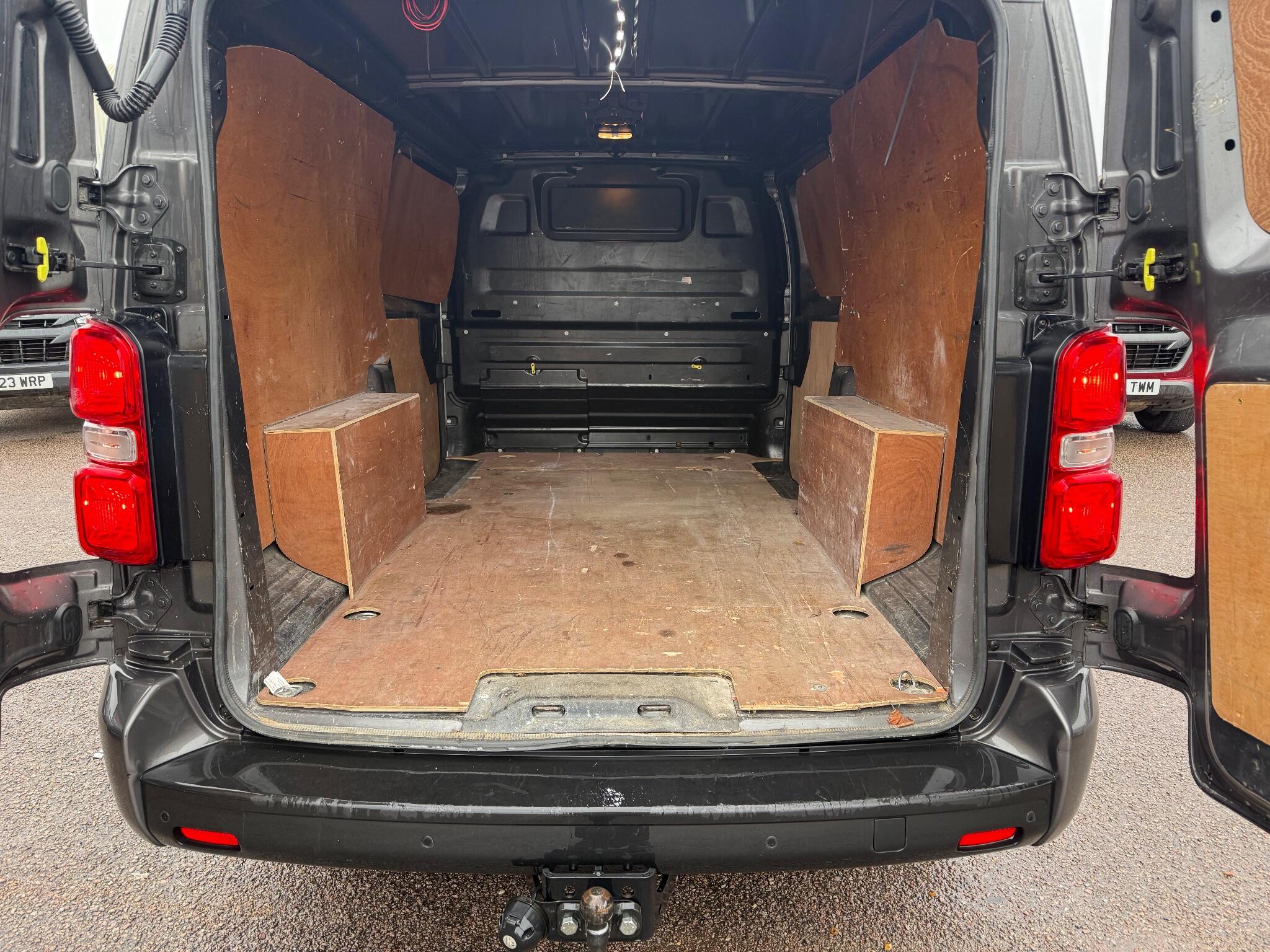 Vauxhall Vivaro 2.0 Turbo D 3100 Sportive L2 H1 Euro 6 (s/s) 5dr DV69LVP Image 2