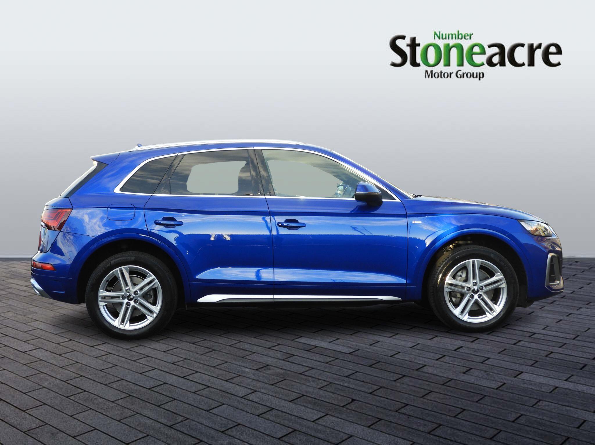 Audi Q5 2.0 TDI 40 S line S Tronic quattro Euro 6 (s/s) 5dr BJ22ZHB Image 2