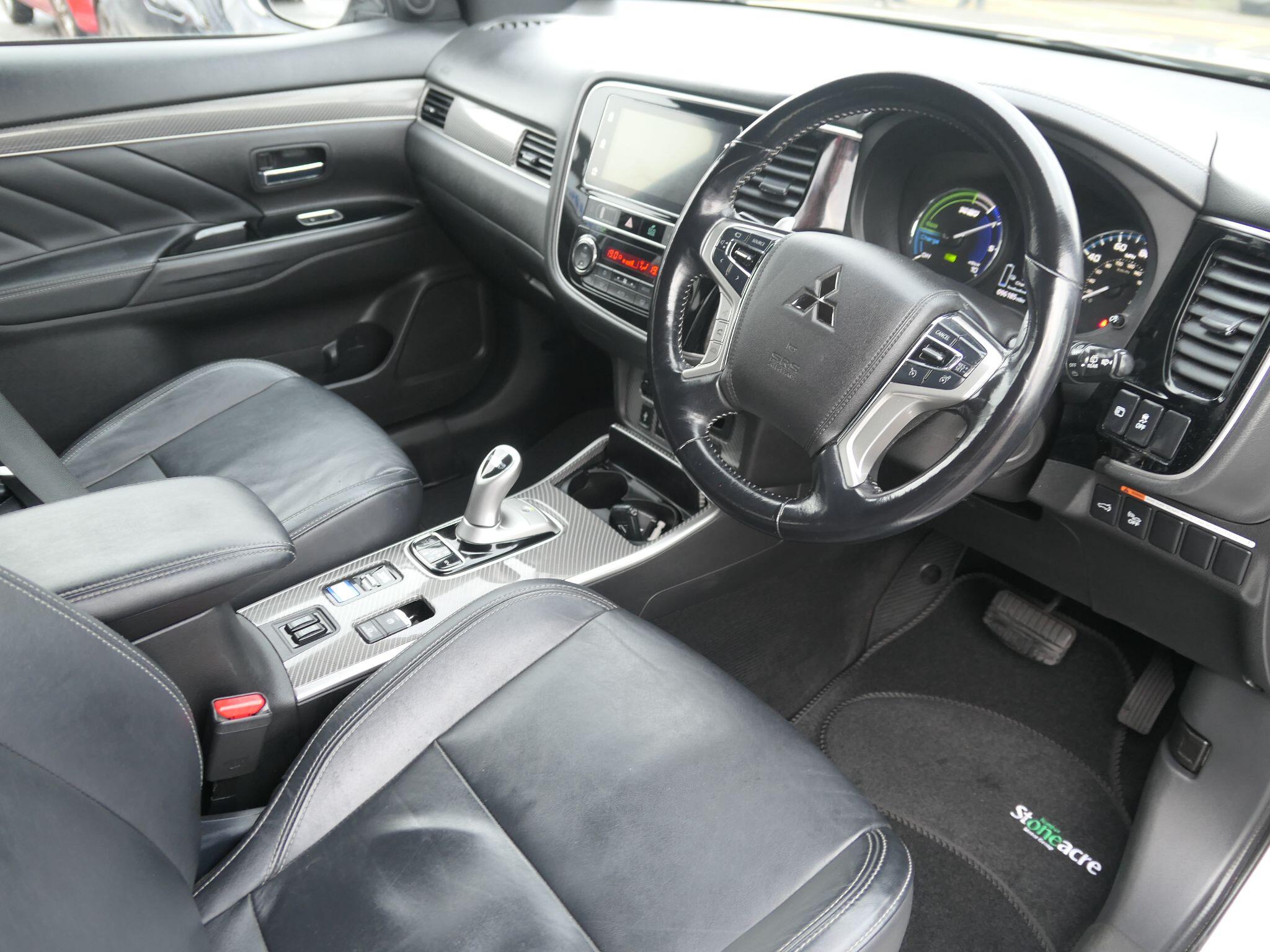 Mitsubishi Outlander 2.4h TwinMotor 13.8kWh 4h SUV 5dr Petrol Plug-in Hybrid CVT 4WD Euro 6 (s/s) (209 ps) DP19TKA Image 1