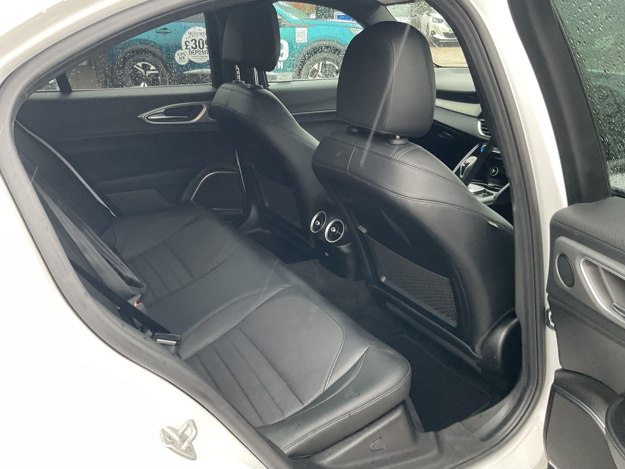 Alfa Romeo Giulia 2.0T Sprint Auto Euro 6 (s/s) 4dr VX72KKH Image 3